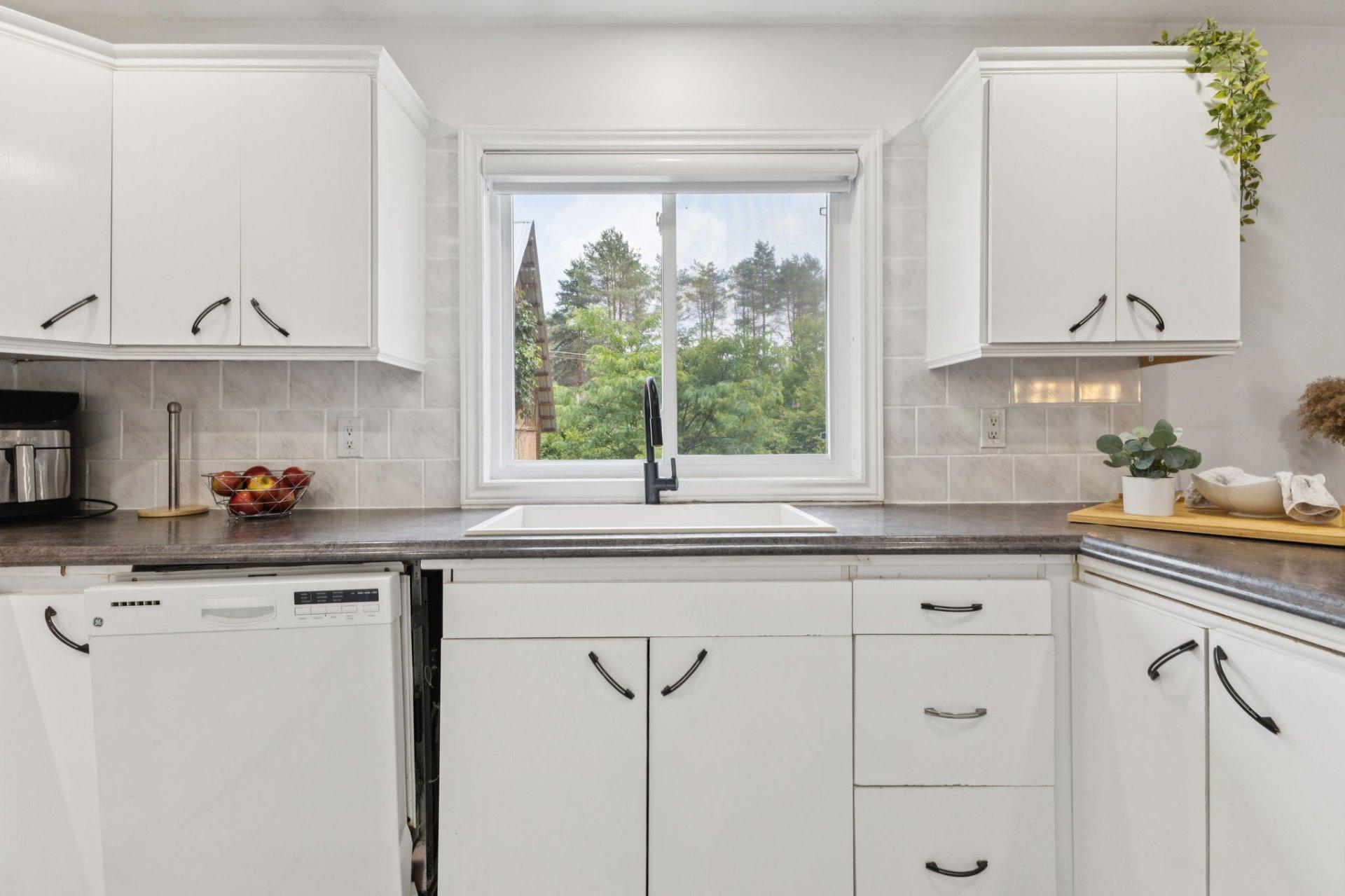 









607


Ch. du Poisson-Blanc

,
Denholm,




QC
J8N9E2

