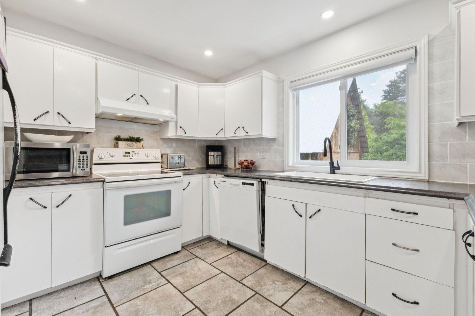 









607


Ch. du Poisson-Blanc

,
Denholm,




QC
J8N9E2

