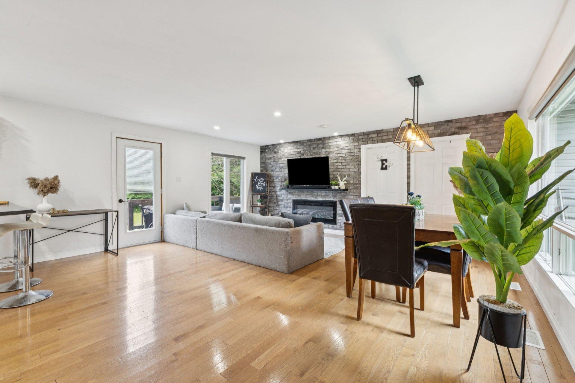 









607


Ch. du Poisson-Blanc

,
Denholm,




QC
J8N9E2

