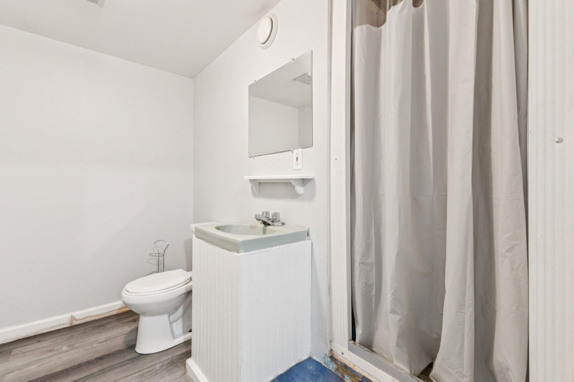 









607


Ch. du Poisson-Blanc

,
Denholm,




QC
J8N9E2

