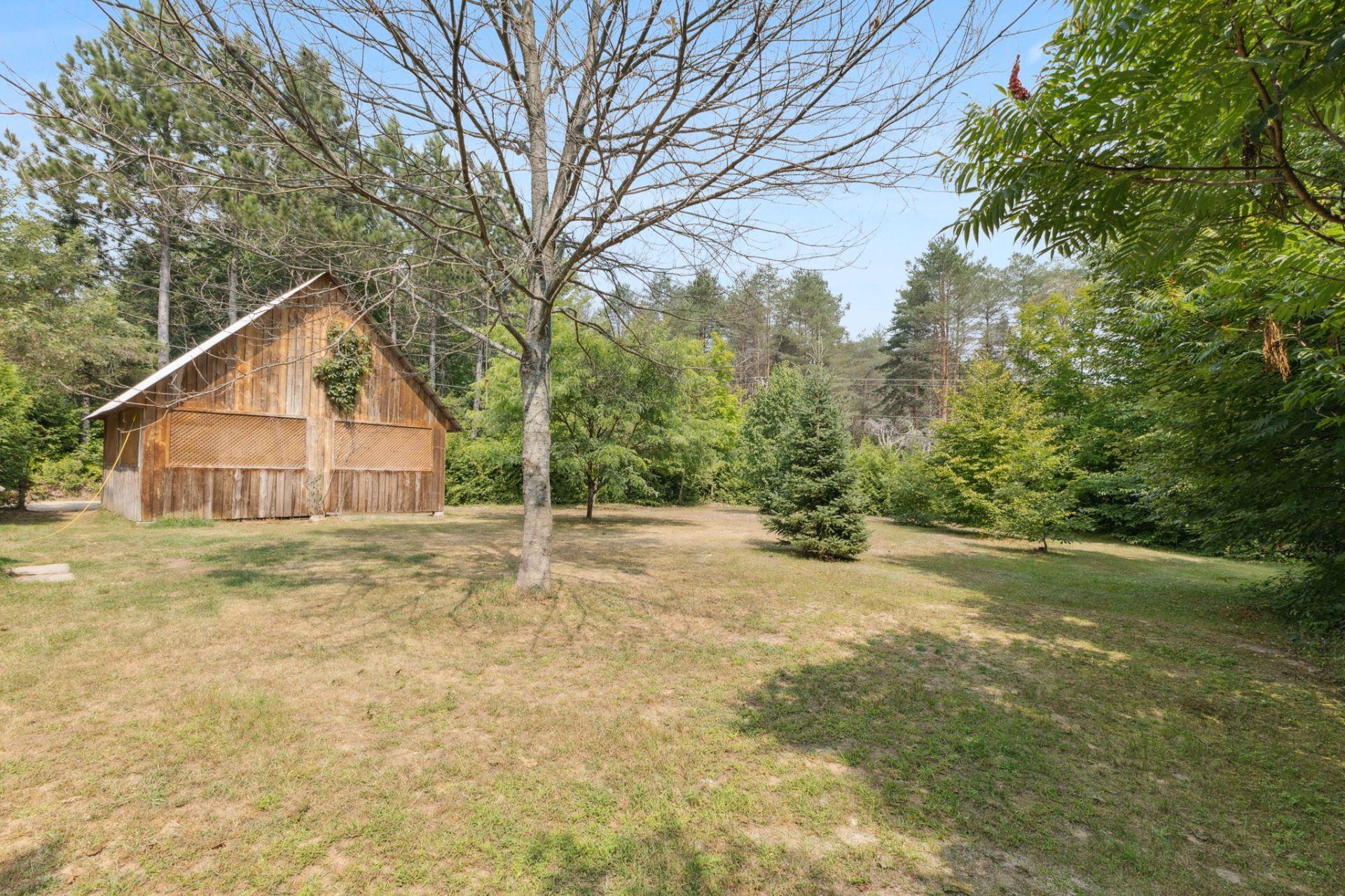 









607


Ch. du Poisson-Blanc

,
Denholm,




QC
J8N9E2

