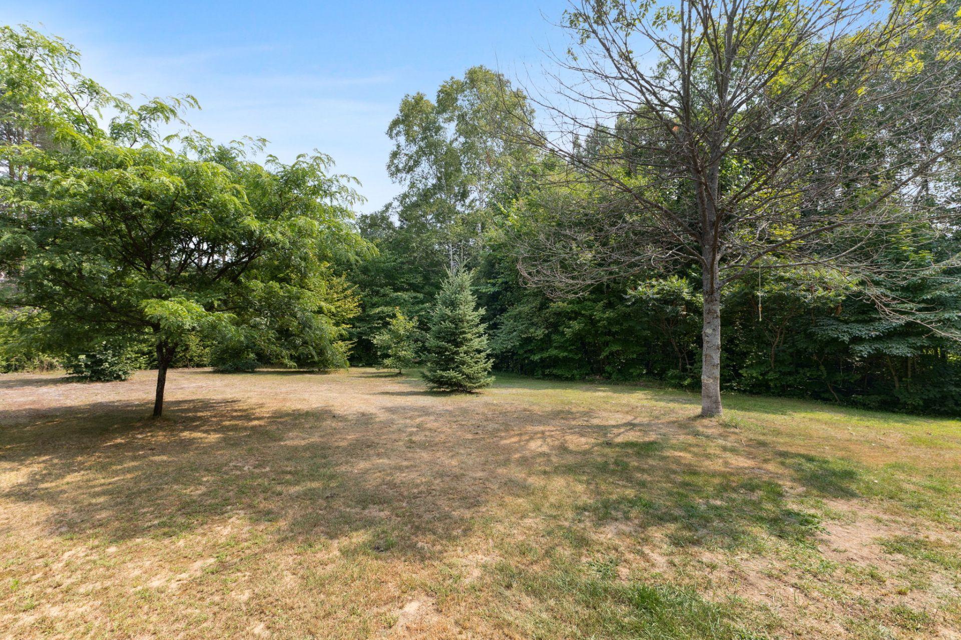 









607


Ch. du Poisson-Blanc

,
Denholm,




QC
J8N9E2

