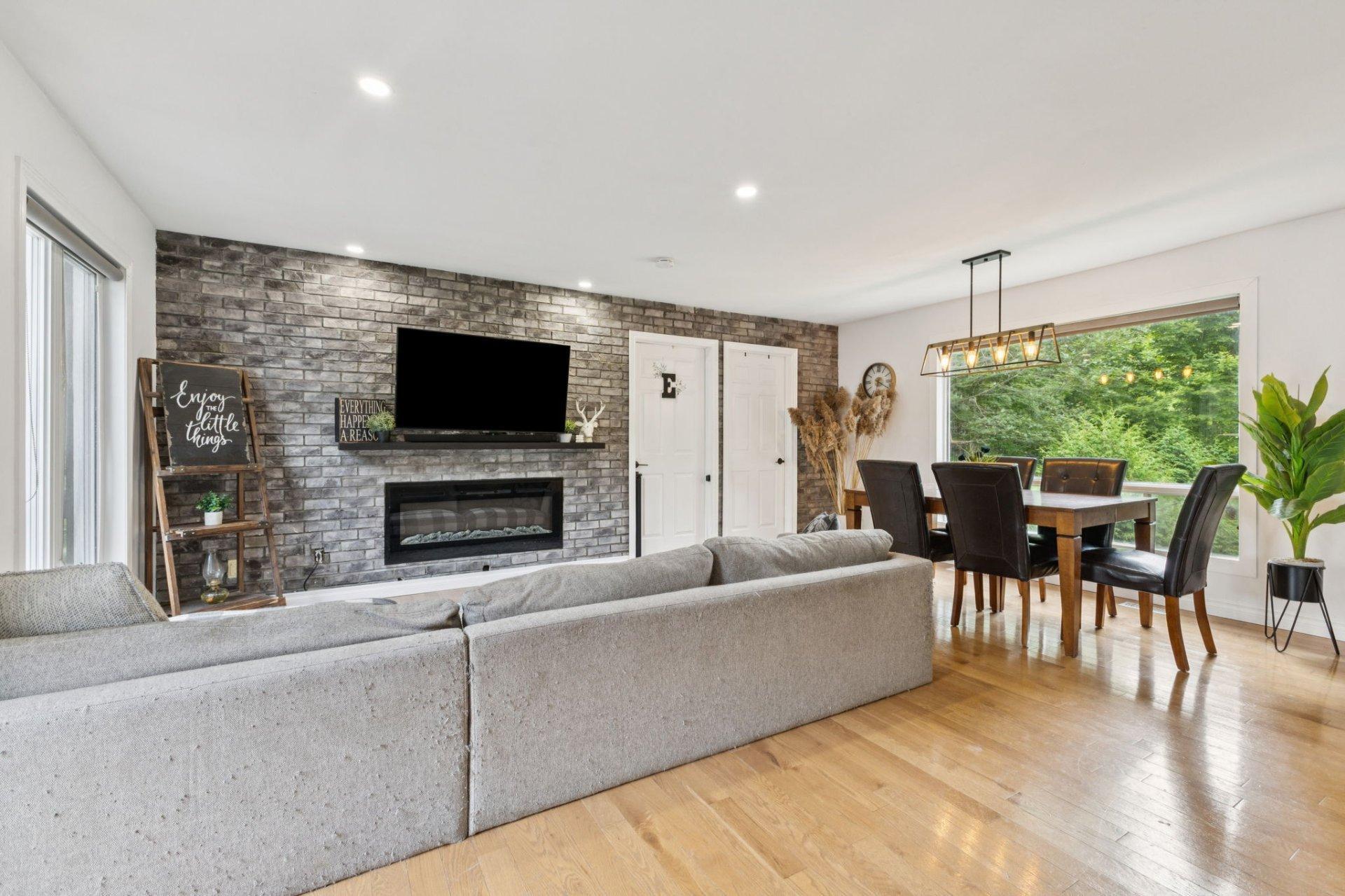 









607


Ch. du Poisson-Blanc

,
Denholm,




QC
J8N9E2

