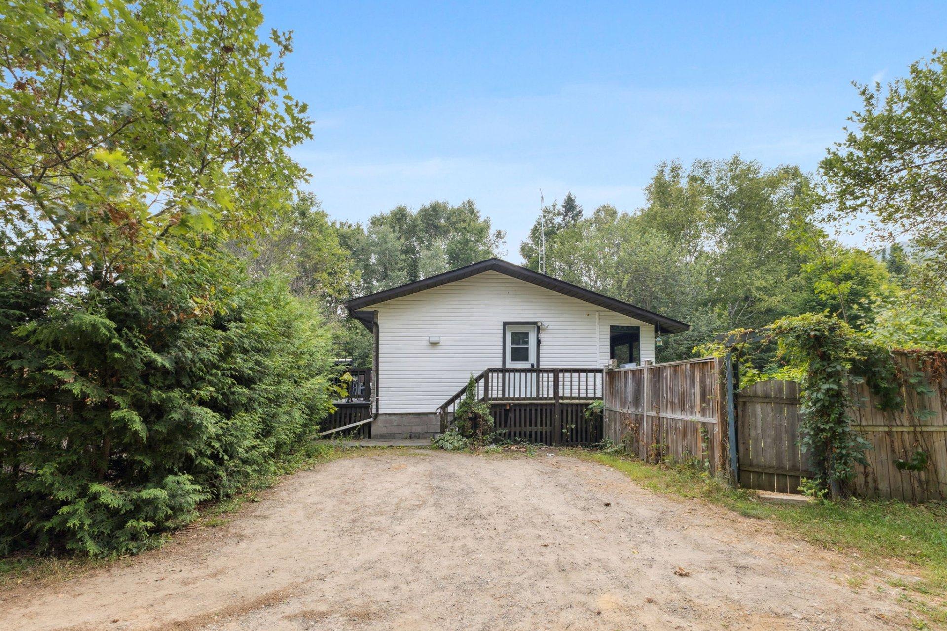 









607


Ch. du Poisson-Blanc

,
Denholm,




QC
J8N9E2

