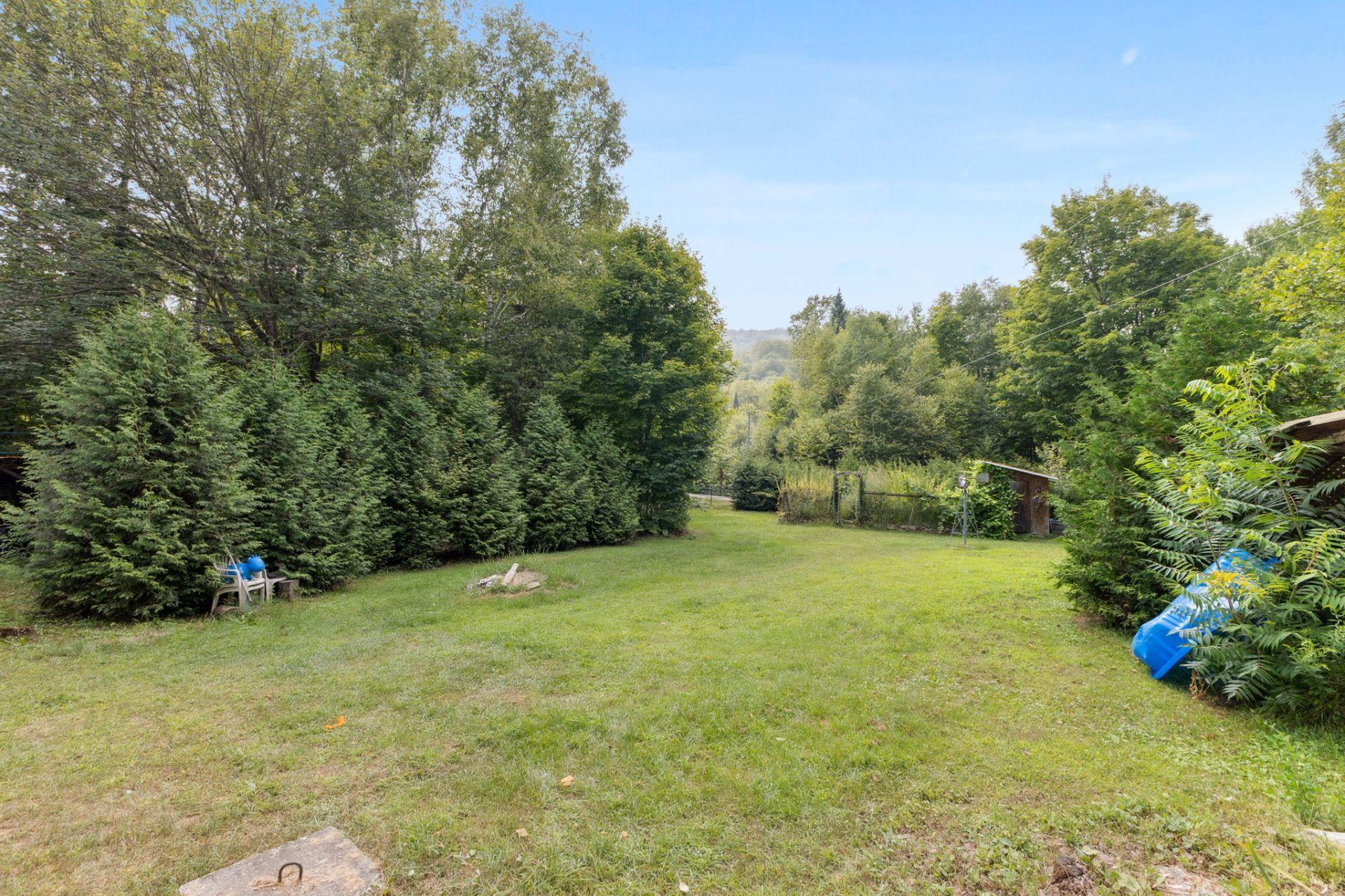 









607


Ch. du Poisson-Blanc

,
Denholm,




QC
J8N9E2

