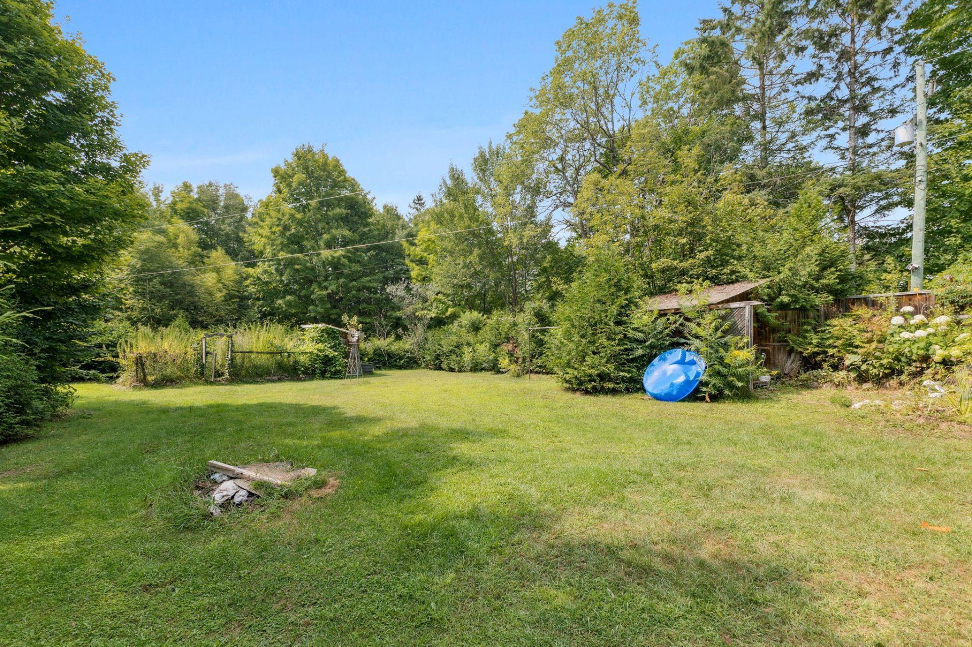 









607


Ch. du Poisson-Blanc

,
Denholm,




QC
J8N9E2


