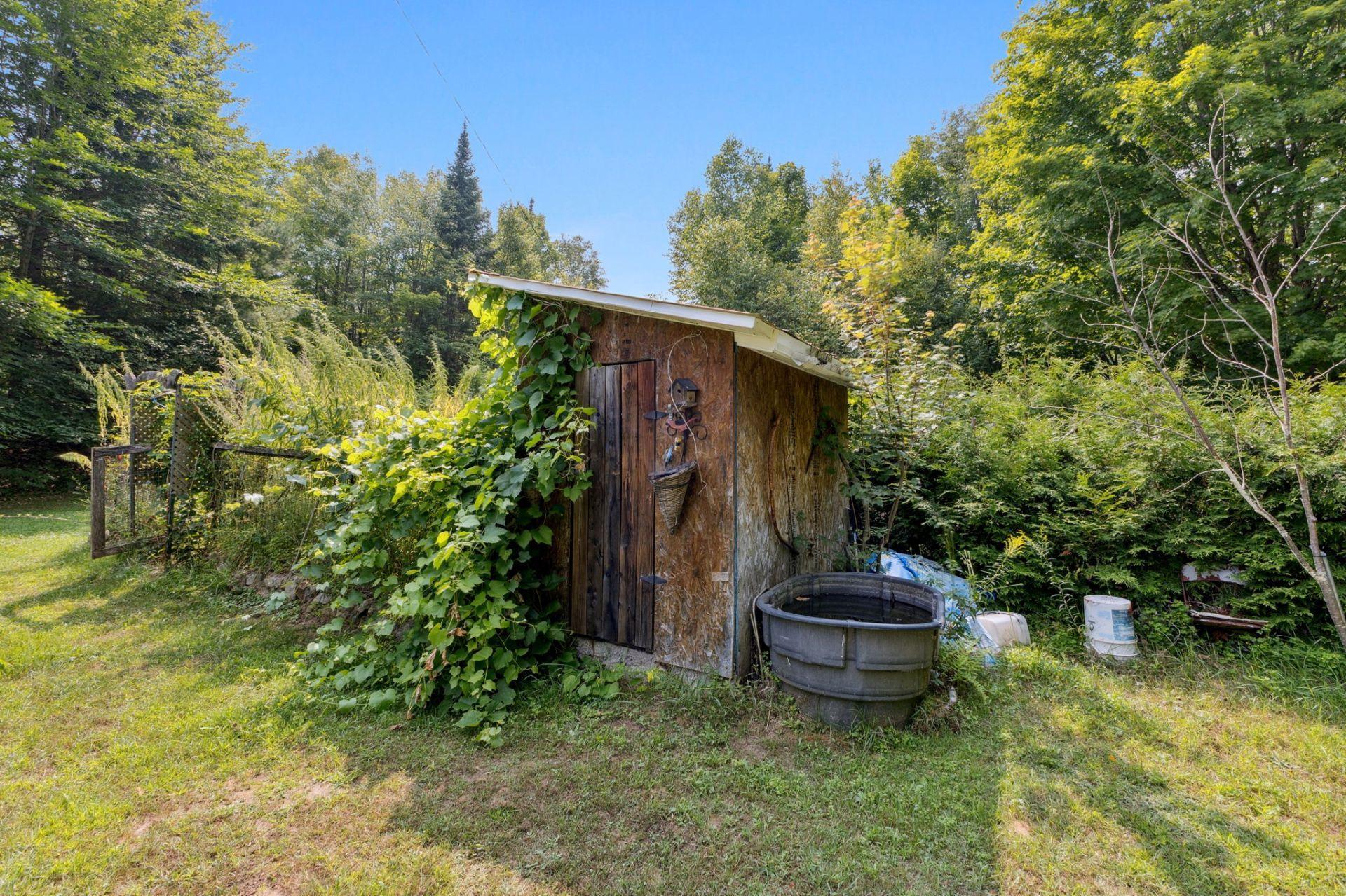









607


Ch. du Poisson-Blanc

,
Denholm,




QC
J8N9E2

