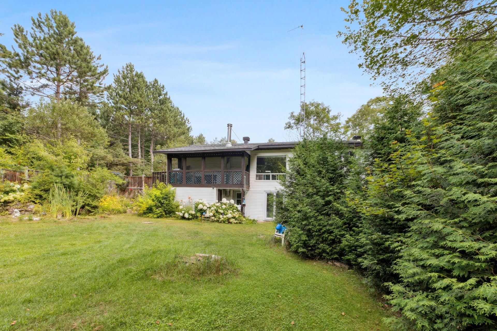 









607


Ch. du Poisson-Blanc

,
Denholm,




QC
J8N9E2


