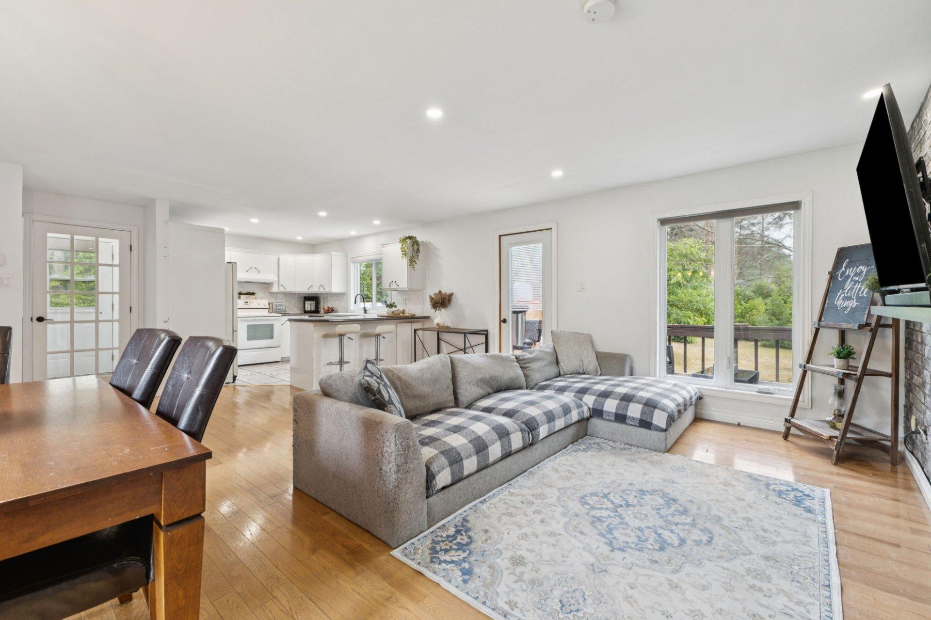 









607


Ch. du Poisson-Blanc

,
Denholm,




QC
J8N9E2

