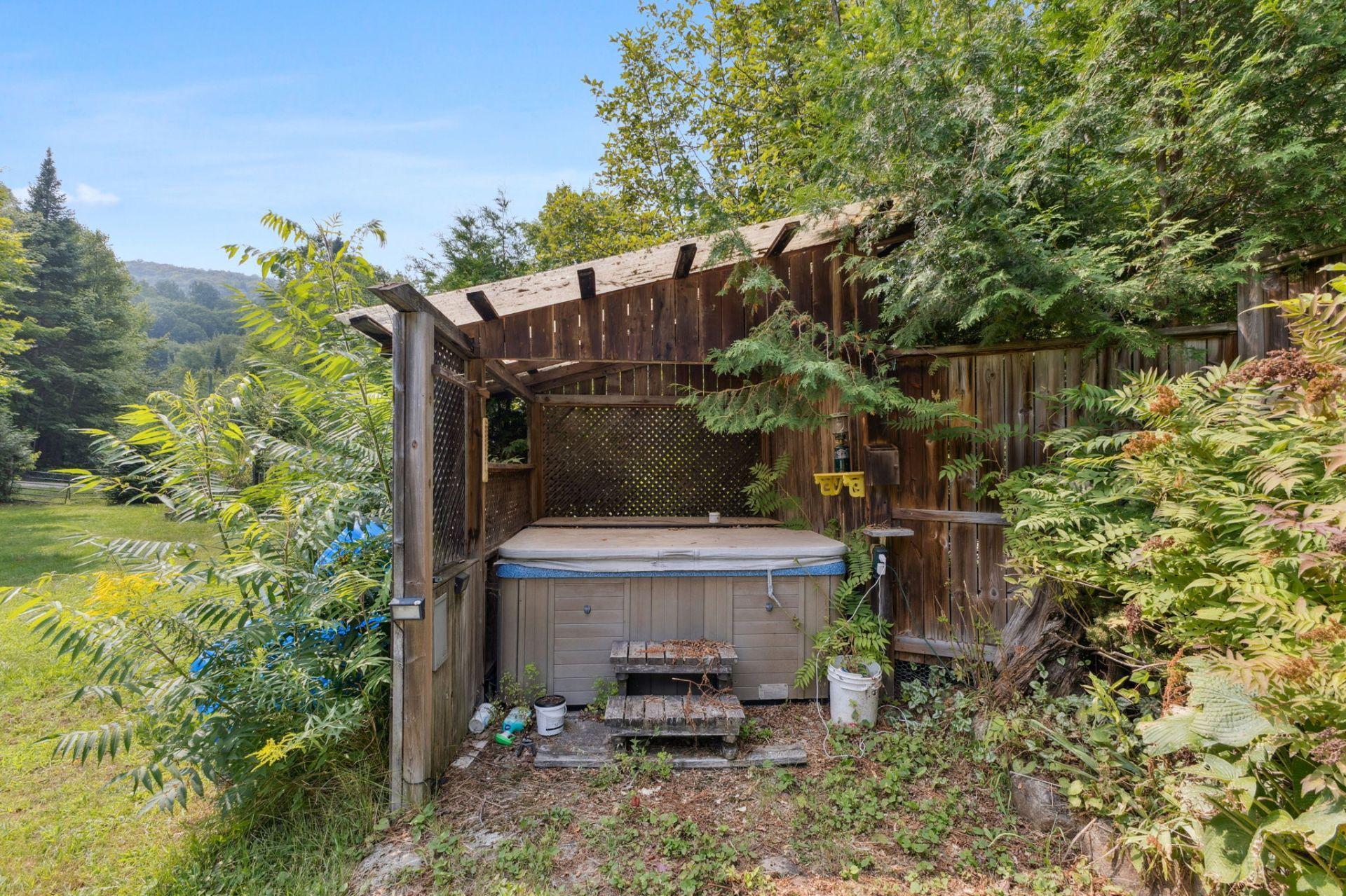 









607


Ch. du Poisson-Blanc

,
Denholm,




QC
J8N9E2


