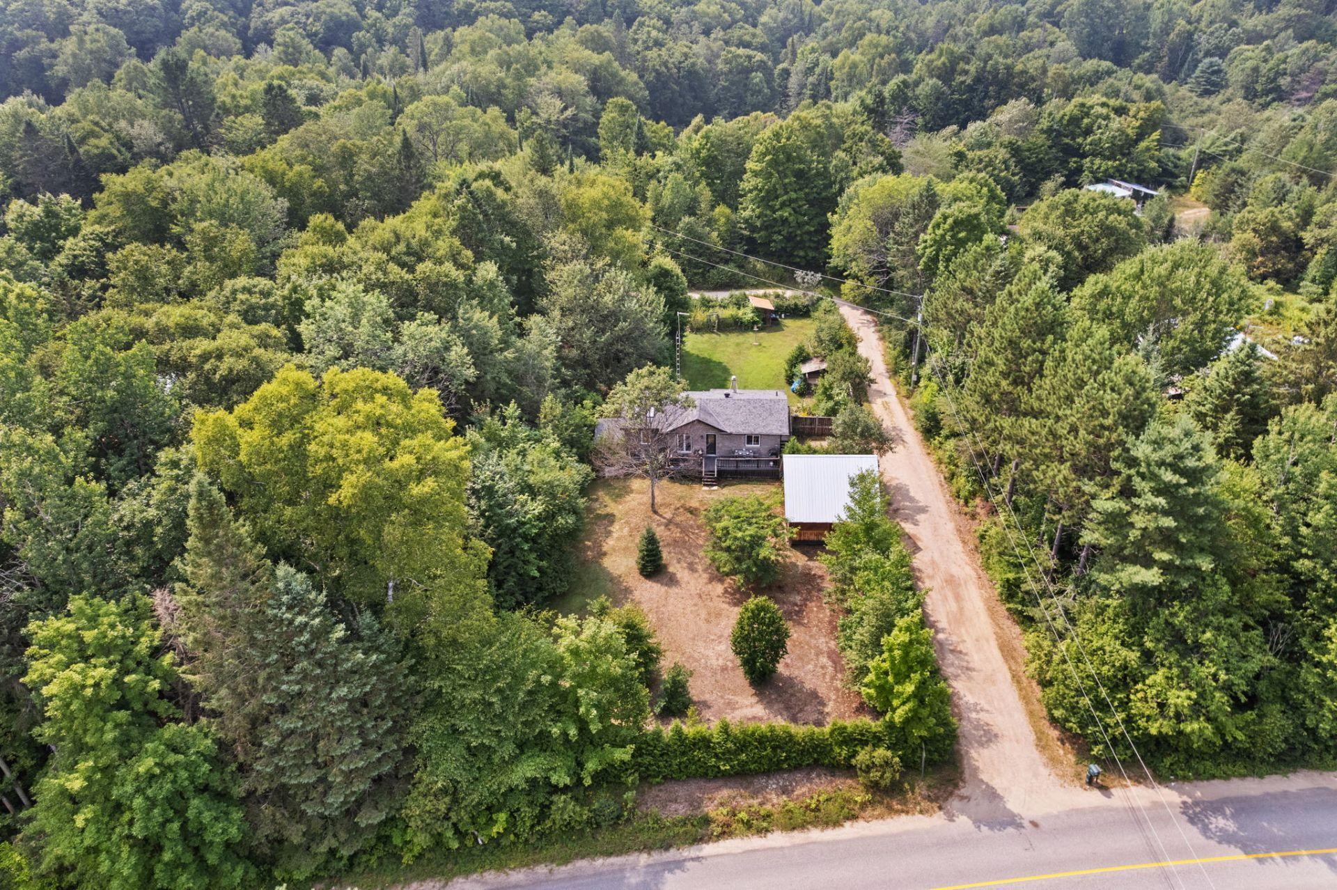 









607


Ch. du Poisson-Blanc

,
Denholm,




QC
J8N9E2

