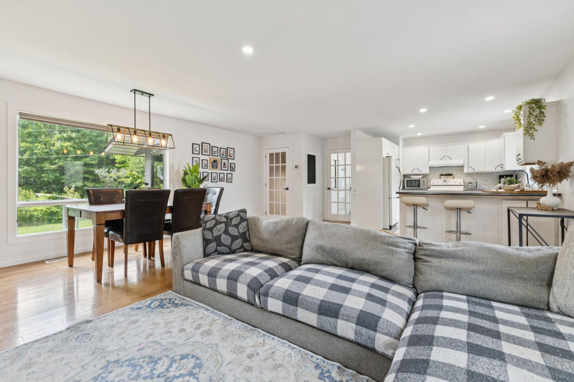 









607


Ch. du Poisson-Blanc

,
Denholm,




QC
J8N9E2

