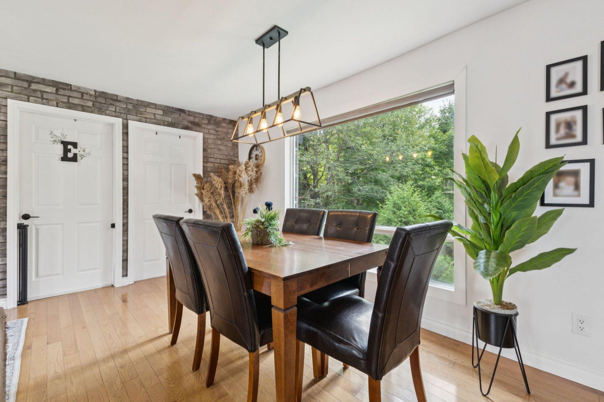 









607


Ch. du Poisson-Blanc

,
Denholm,




QC
J8N9E2

