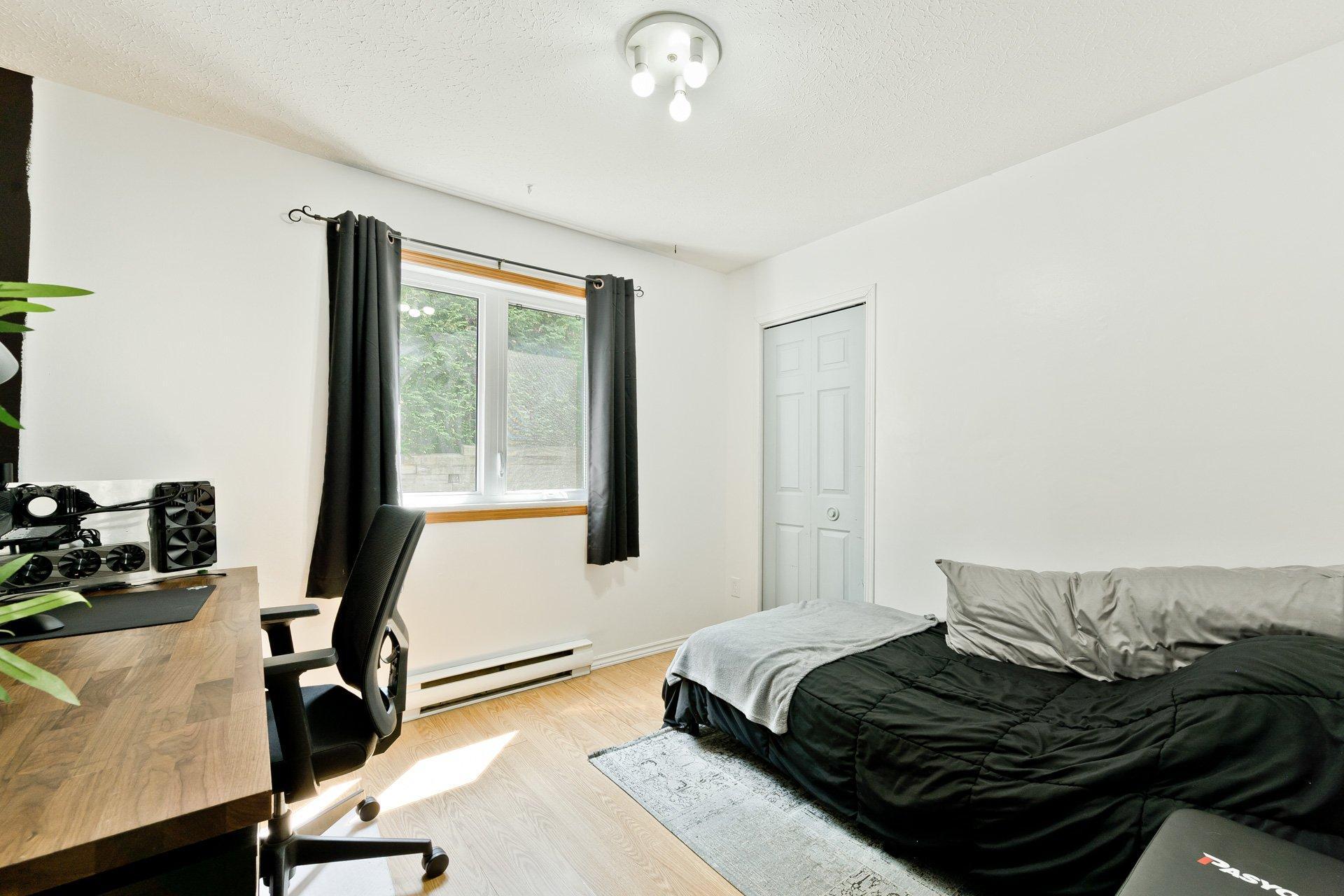 









1605

 - 1613


Rue de l'Ontario

,
Sherbrooke (Les Nations),




QC
J1J3T1

