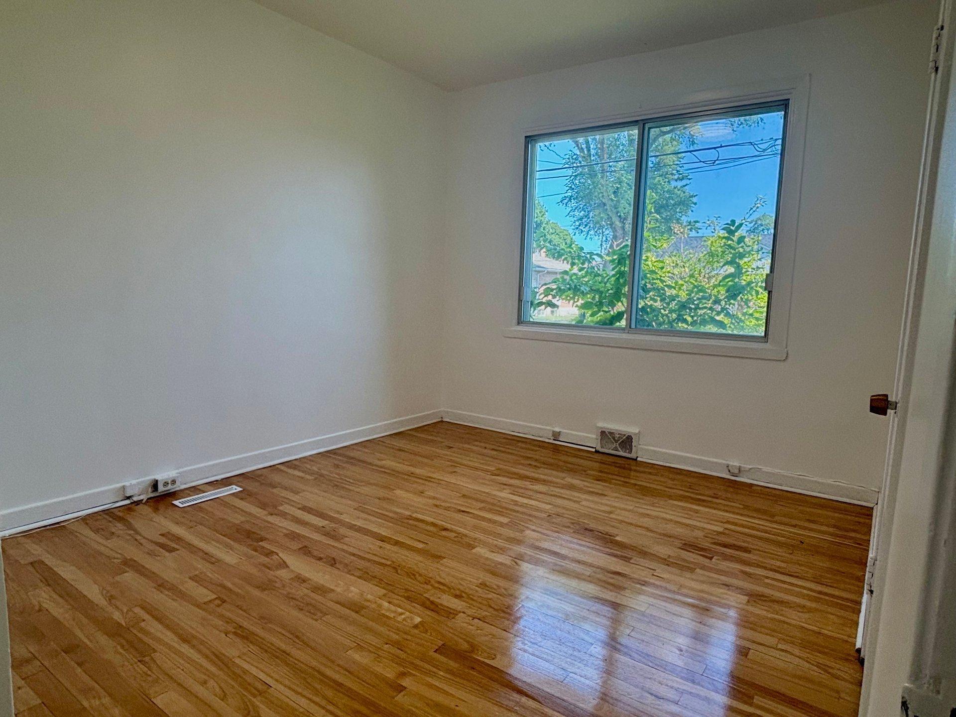 









440


Rue St-Aubin

,
Montréal (Saint-Laurent),




QC
H4M2J3

