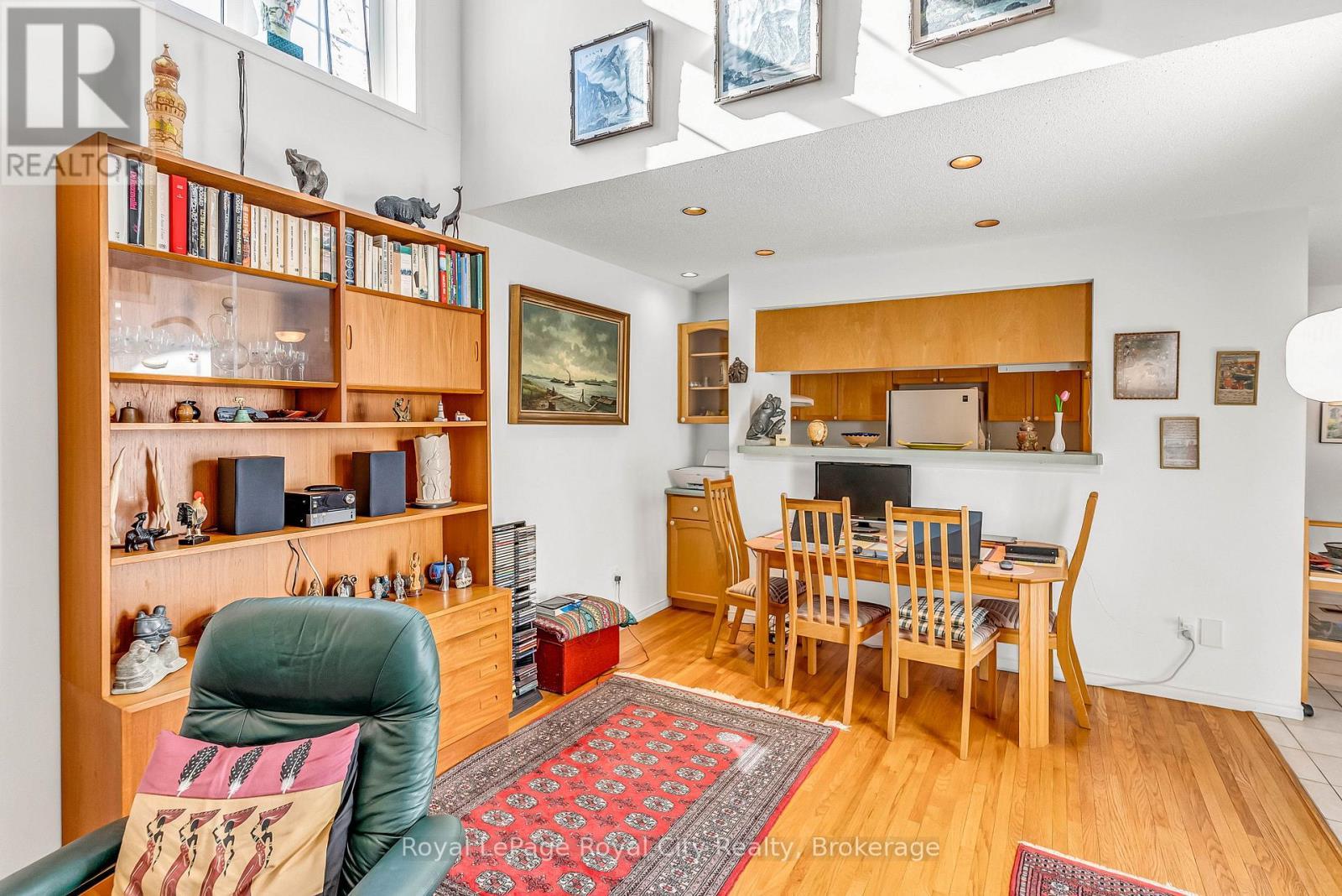 












61 WAXWING CRESCENT

,
Guelph (Kortright Hills),




Ontario
N1C1E3

