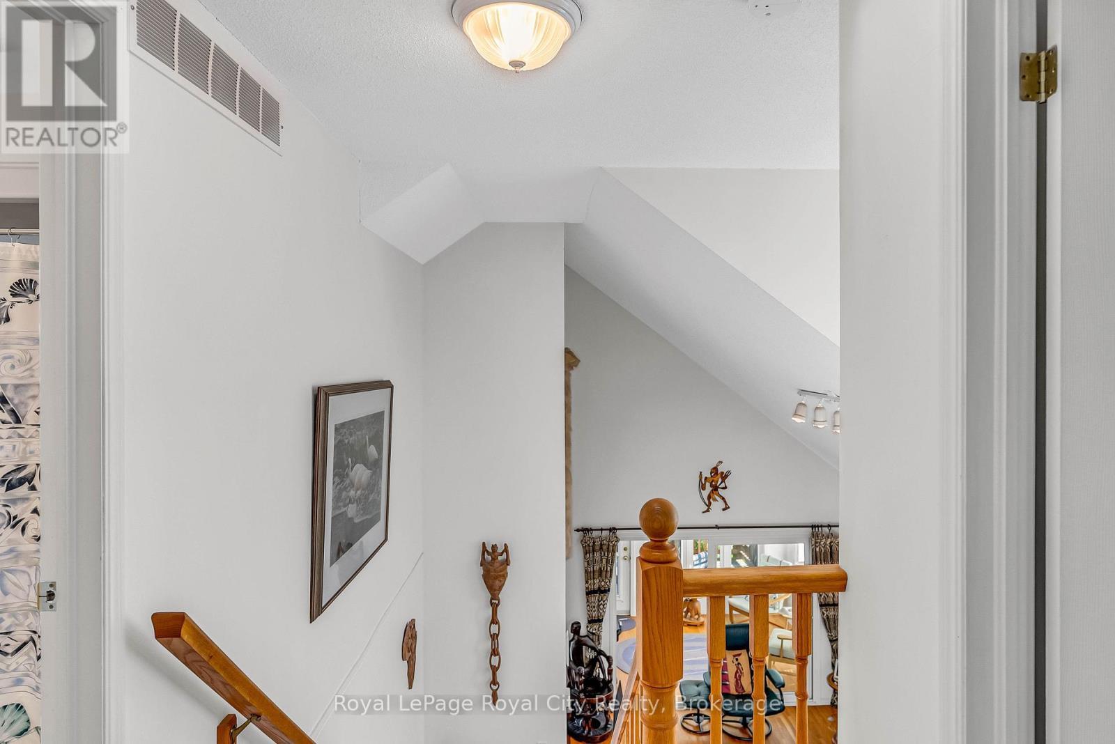 












61 WAXWING CRESCENT

,
Guelph (Kortright Hills),




Ontario
N1C1E3

