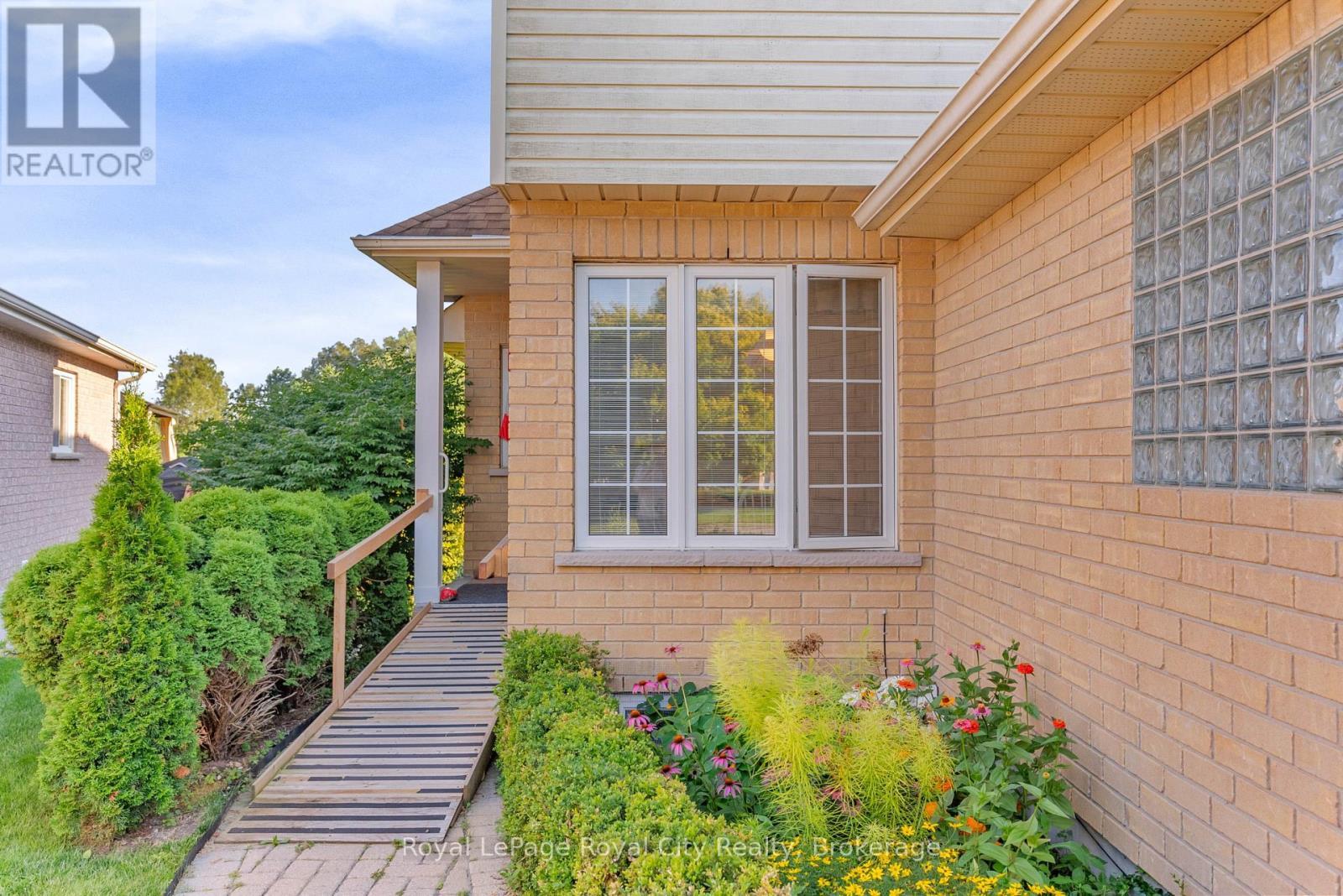 












61 WAXWING CRESCENT

,
Guelph (Kortright Hills),




Ontario
N1C1E3

