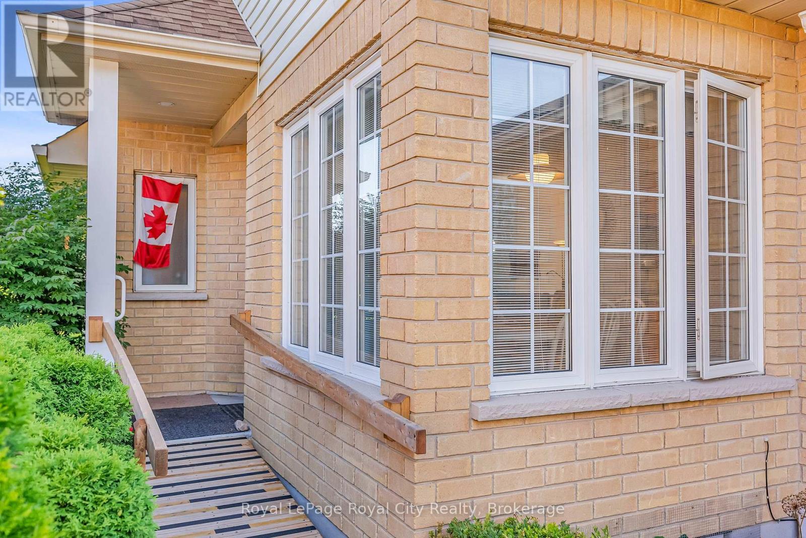 












61 WAXWING CRESCENT

,
Guelph (Kortright Hills),




Ontario
N1C1E3


