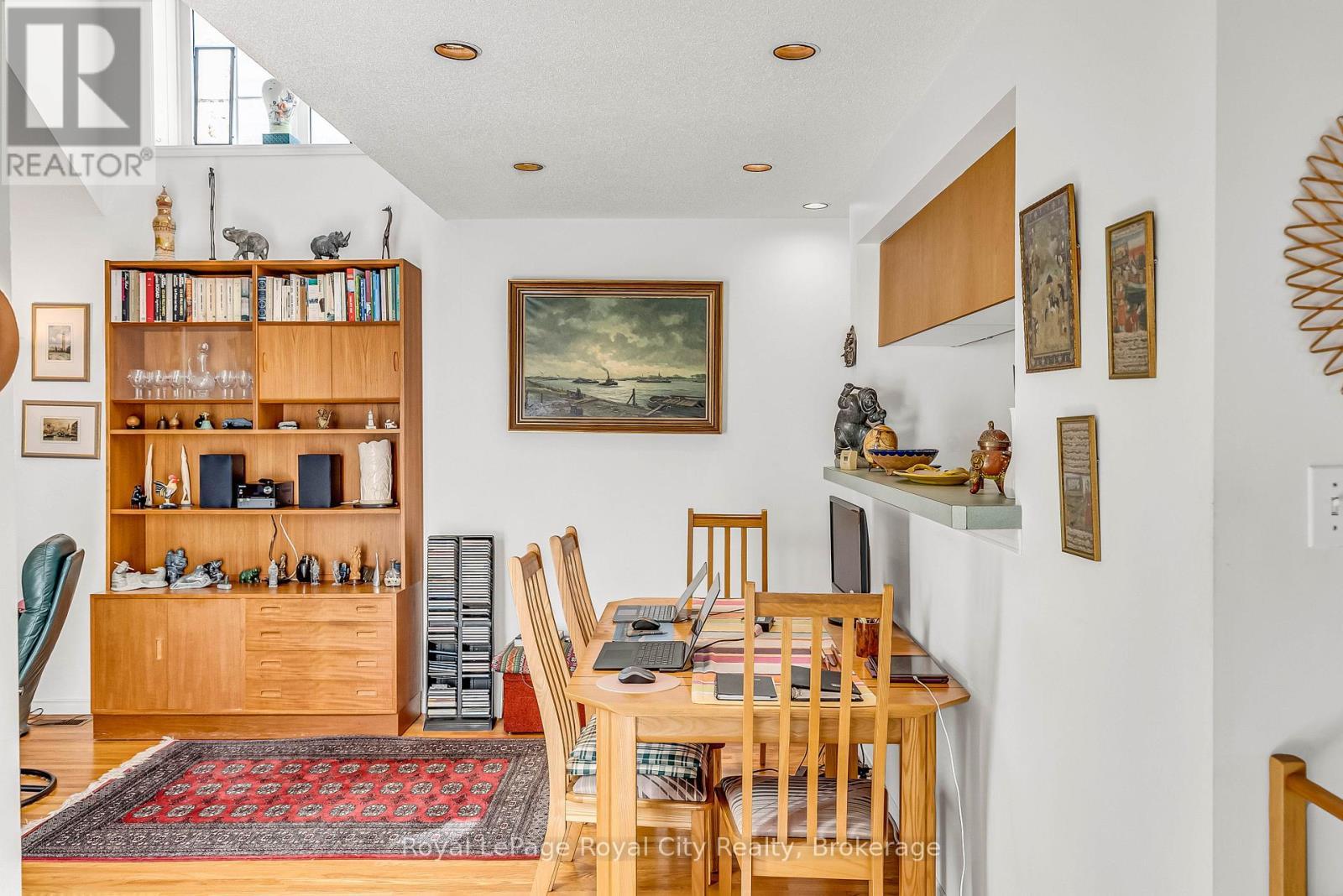 












61 WAXWING CRESCENT

,
Guelph (Kortright Hills),




Ontario
N1C1E3

