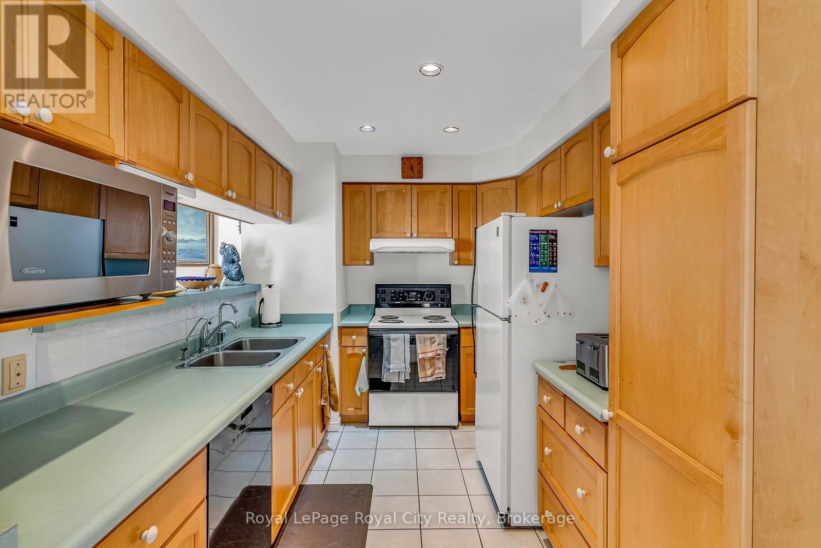 












61 WAXWING CRESCENT

,
Guelph (Kortright Hills),




Ontario
N1C1E3

