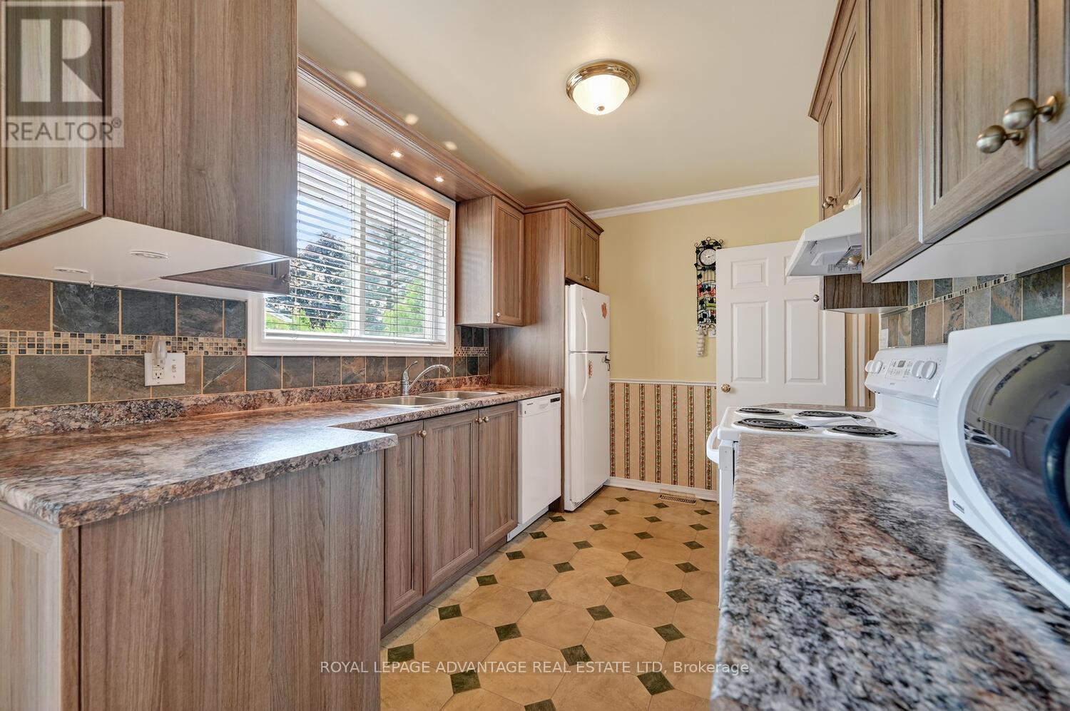 












245 ALLAN STREET

,
Smiths Falls,




Ontario
K7A4M9

