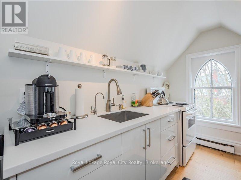 












80 LONDON ROAD W

,
Guelph (Exhibition Park),




Ontario
N1H2B7

