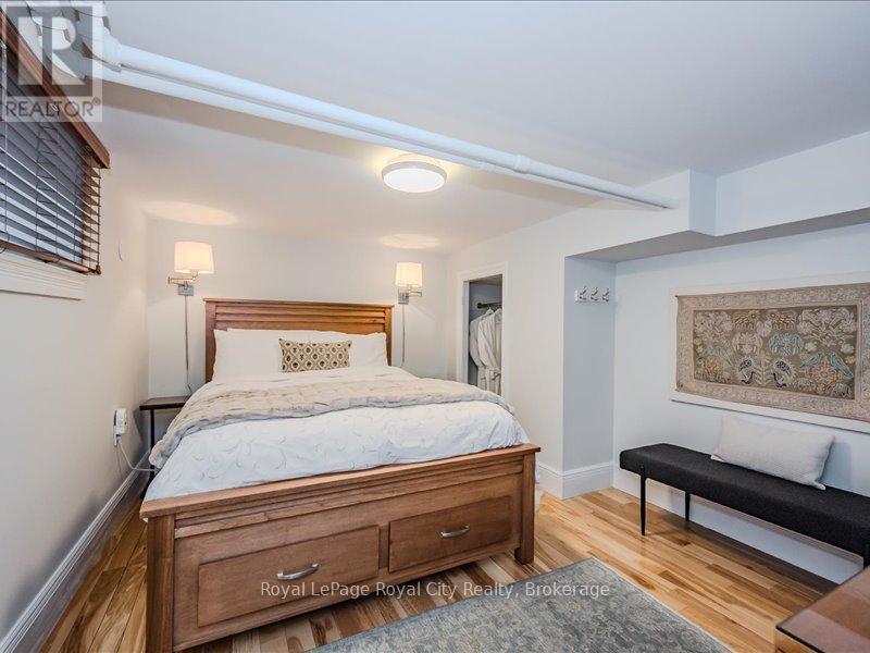 












80 LONDON ROAD W

,
Guelph (Exhibition Park),




Ontario
N1H2B7

