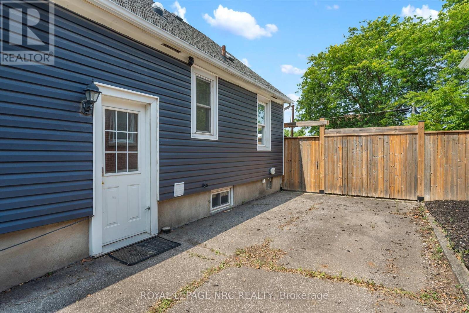 












19 SEYMOUR AVENUE

,
St. Catharines (Secord Woods),




Ontario
L2P1A3

