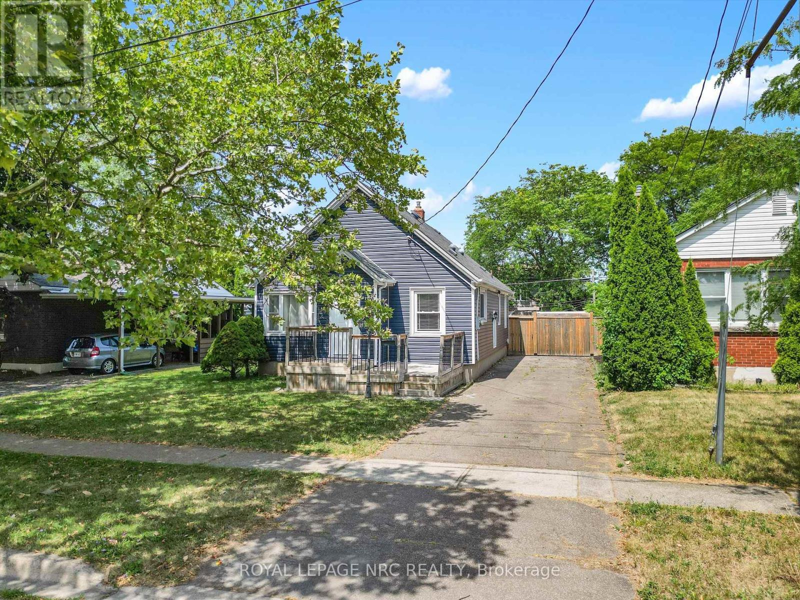 












19 SEYMOUR AVENUE

,
St. Catharines (Secord Woods),




Ontario
L2P1A3

