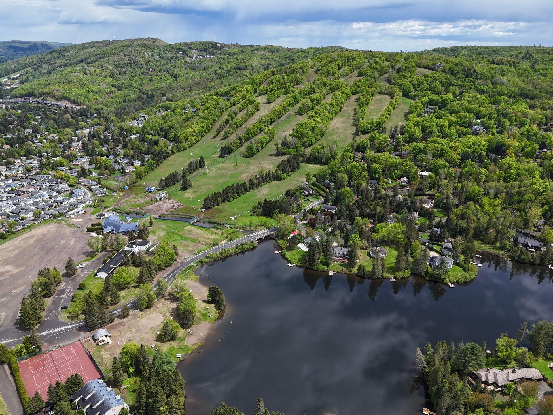 









2

 - 4


Ch. de la Colline

,
Saint-Sauveur,




QC
J0R1R2

