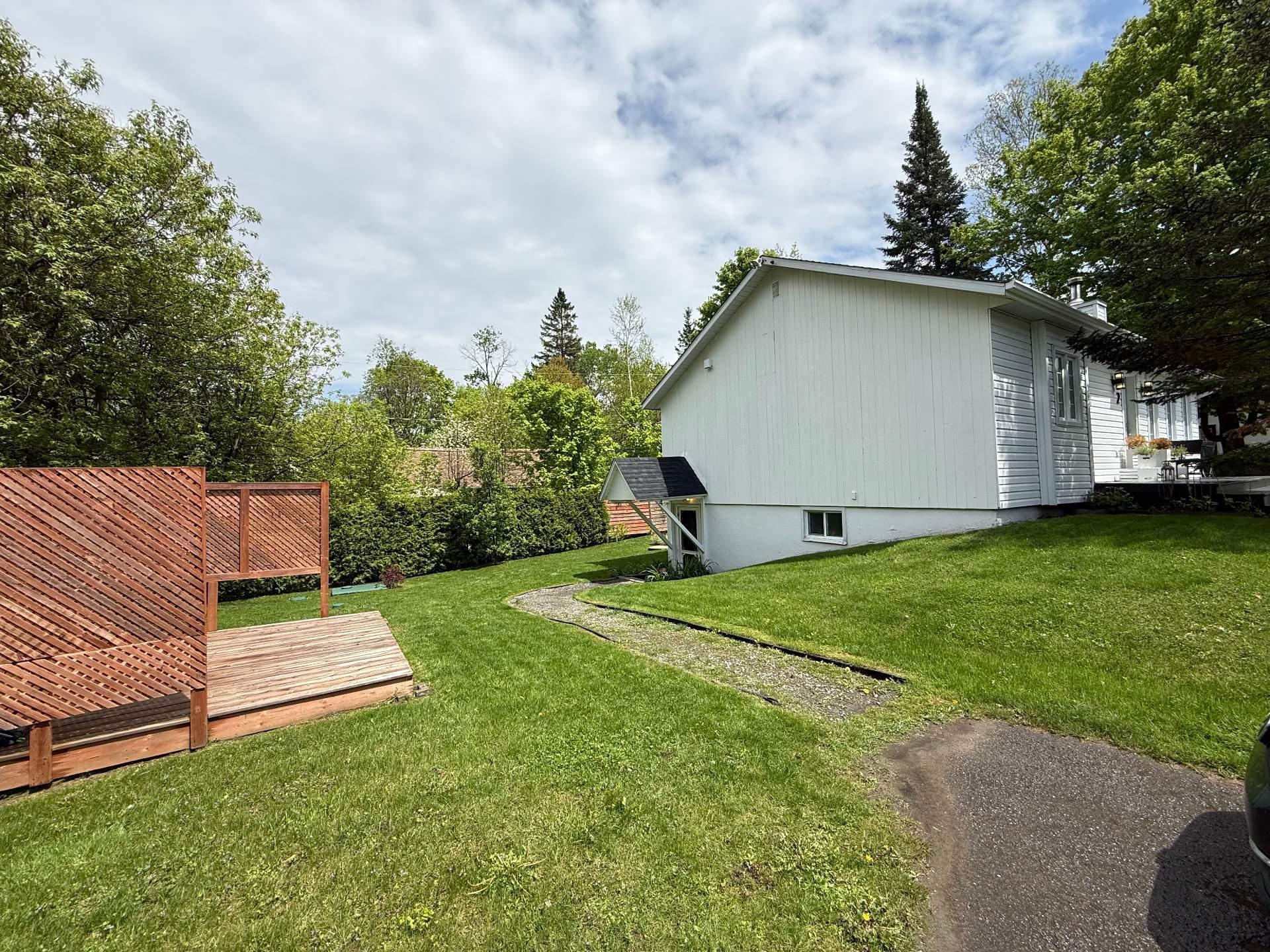 









2

 - 4


Ch. de la Colline

,
Saint-Sauveur,




QC
J0R1R2


