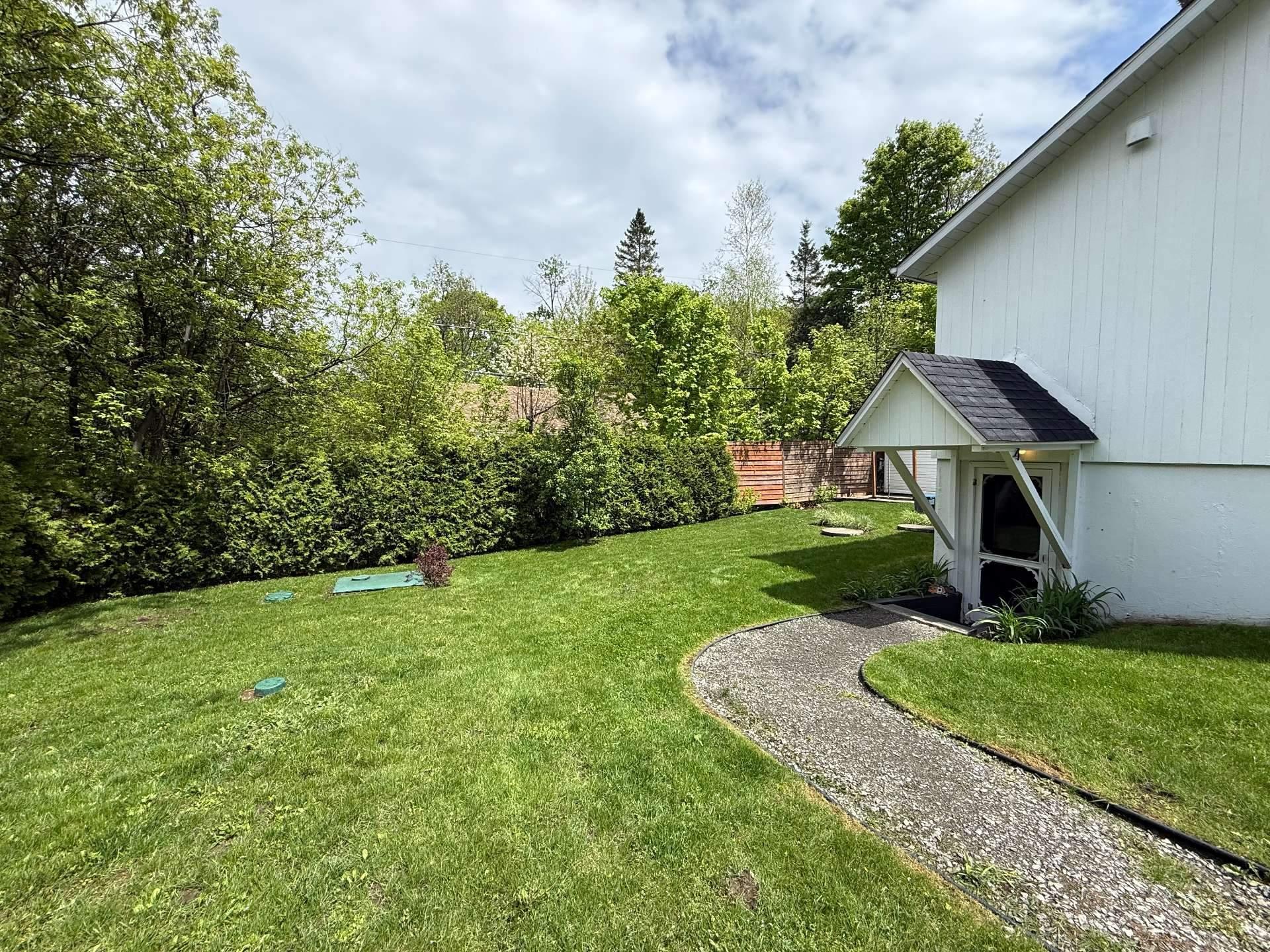 









2

 - 4


Ch. de la Colline

,
Saint-Sauveur,




QC
J0R1R2

