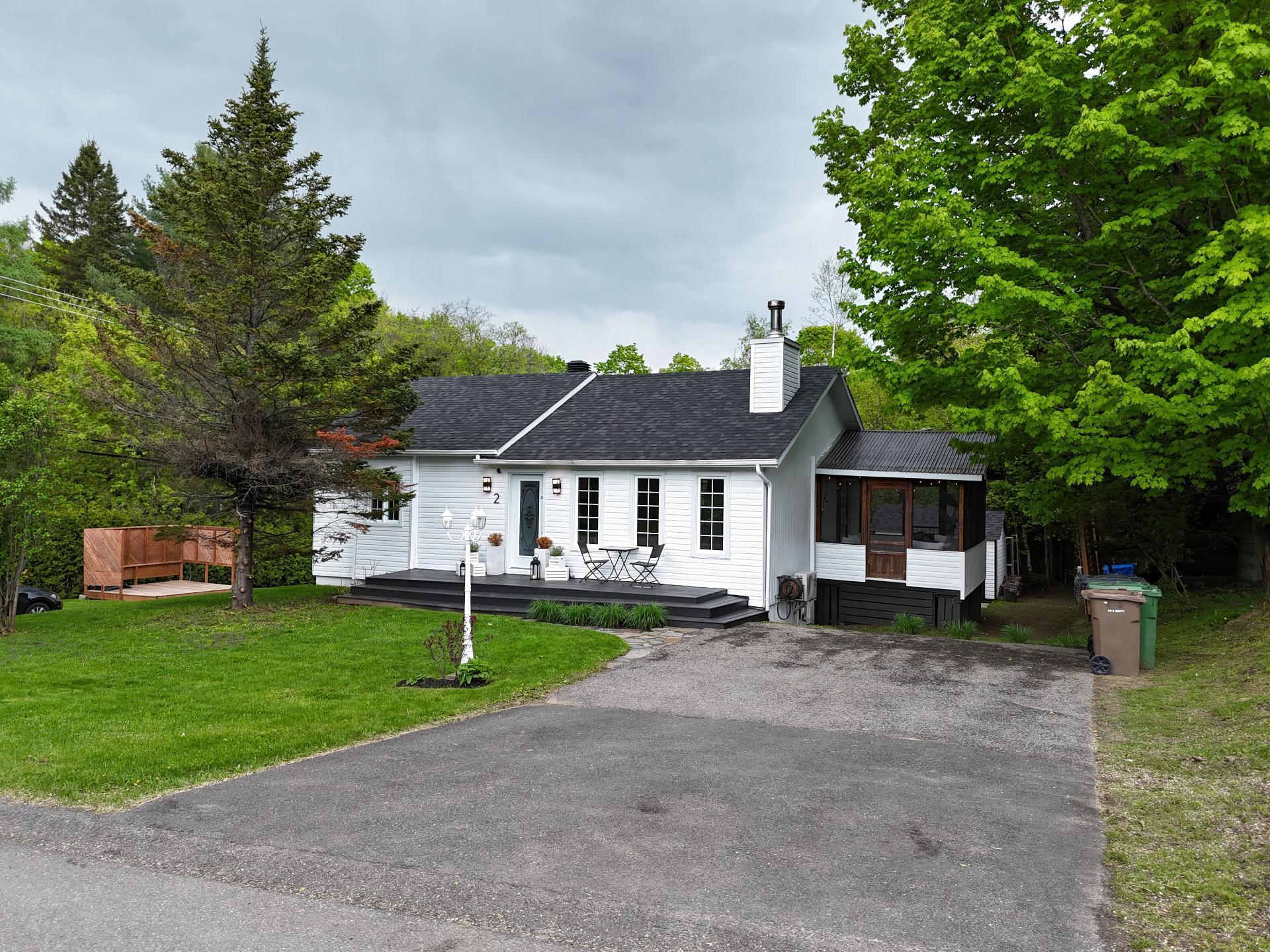 









2

 - 4


Ch. de la Colline

,
Saint-Sauveur,




QC
J0R1R2

