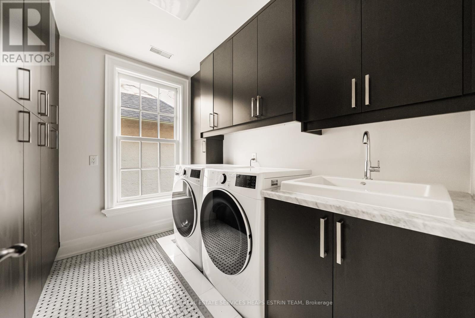 












243 ROSE PARK DRIVE

,
Toronto,




Ontario
M4T1R6


