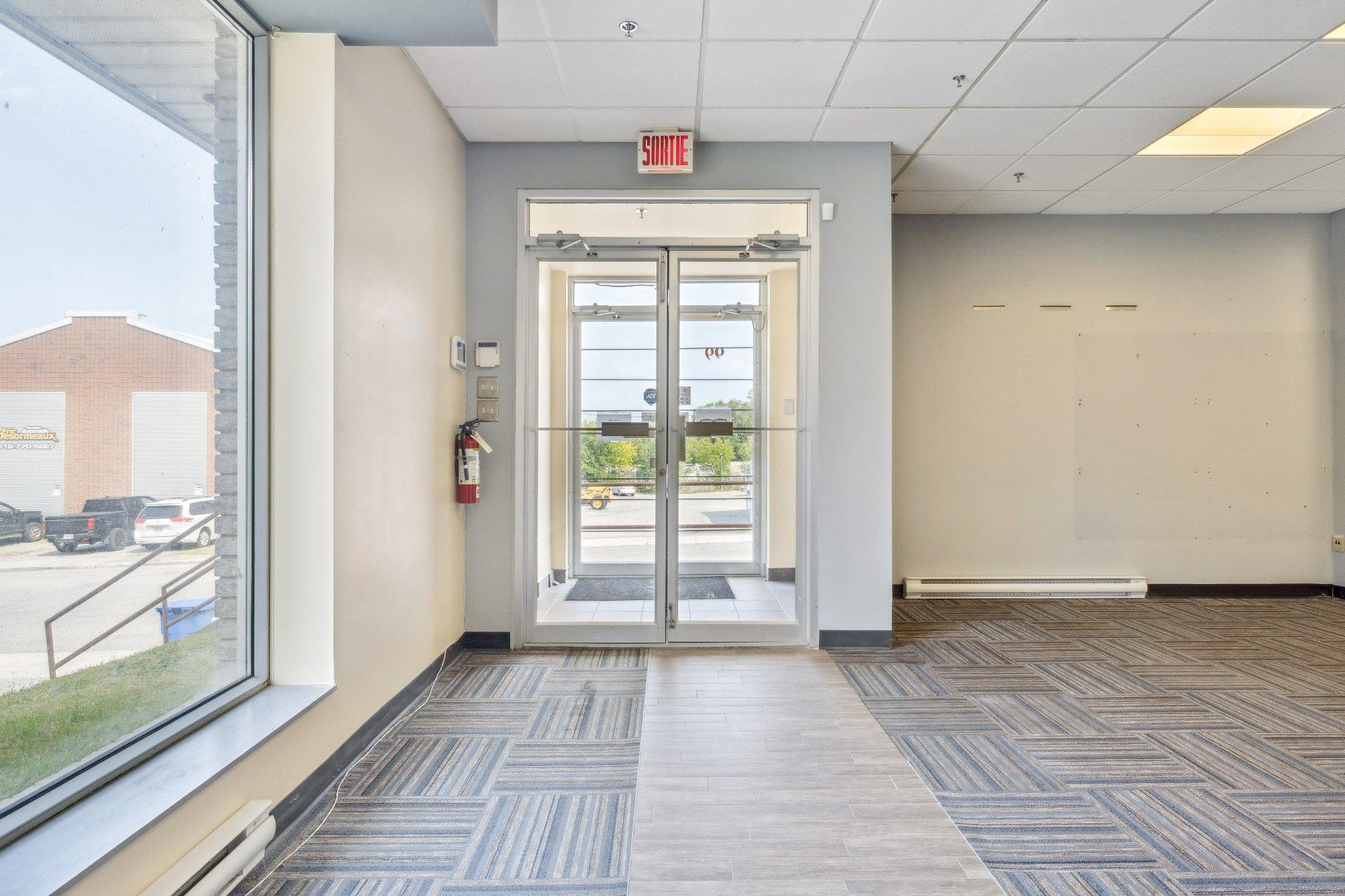 









99


Rue Crémazie

, 100,
Gatineau (Hull),




QC
J8Y3P1

