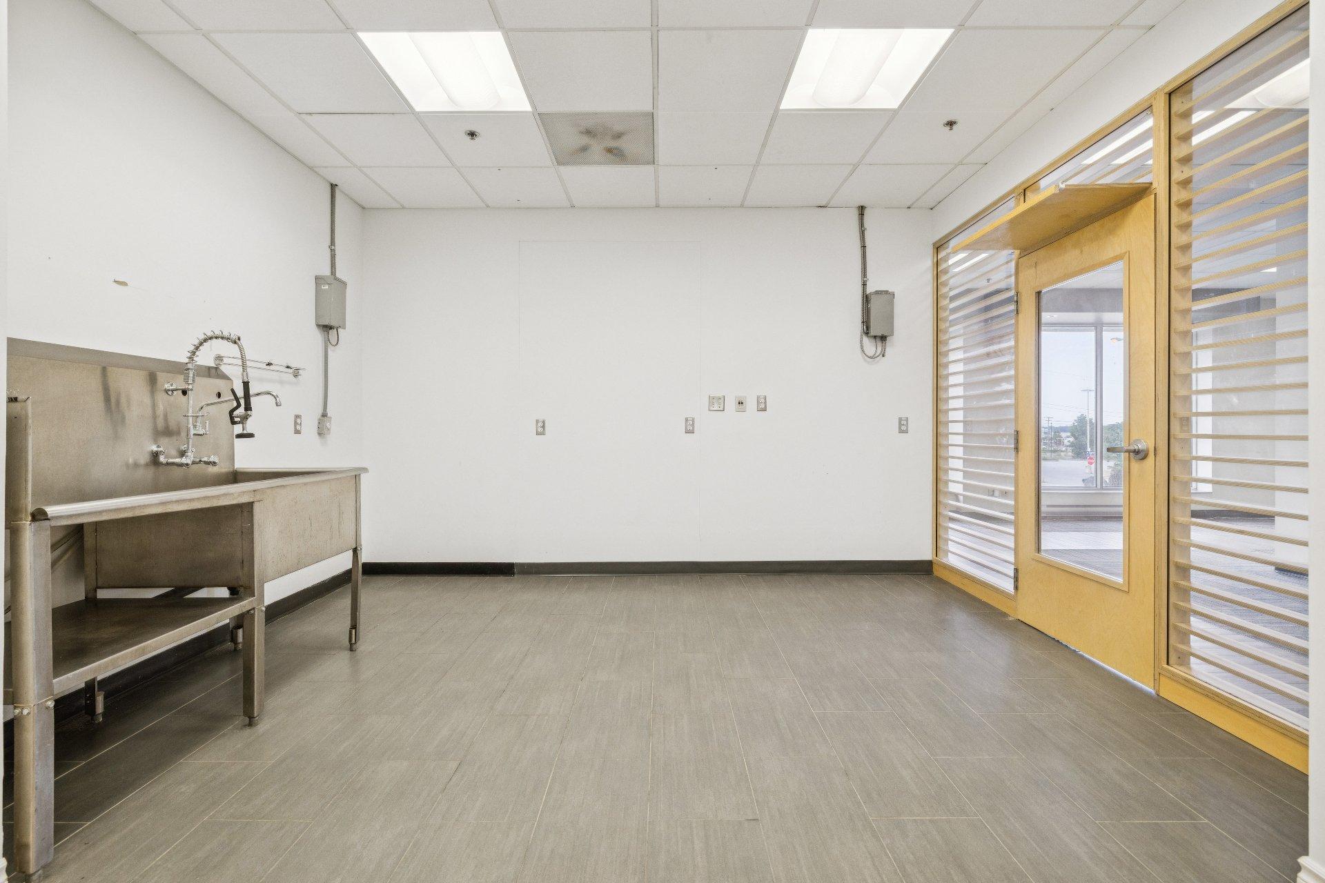 









99


Rue Crémazie

, 100,
Gatineau (Hull),




QC
J8Y3P1


