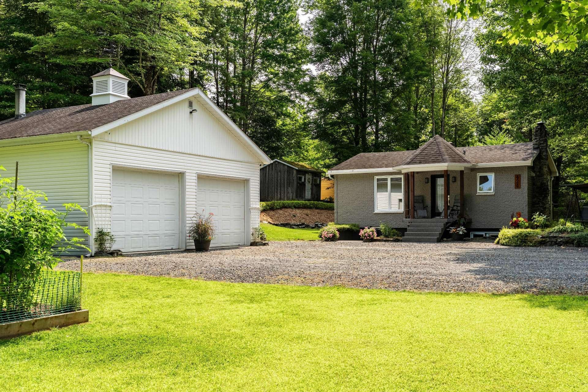 









424


Rue des Pins

,
Compton,




QC
J0B1L0

