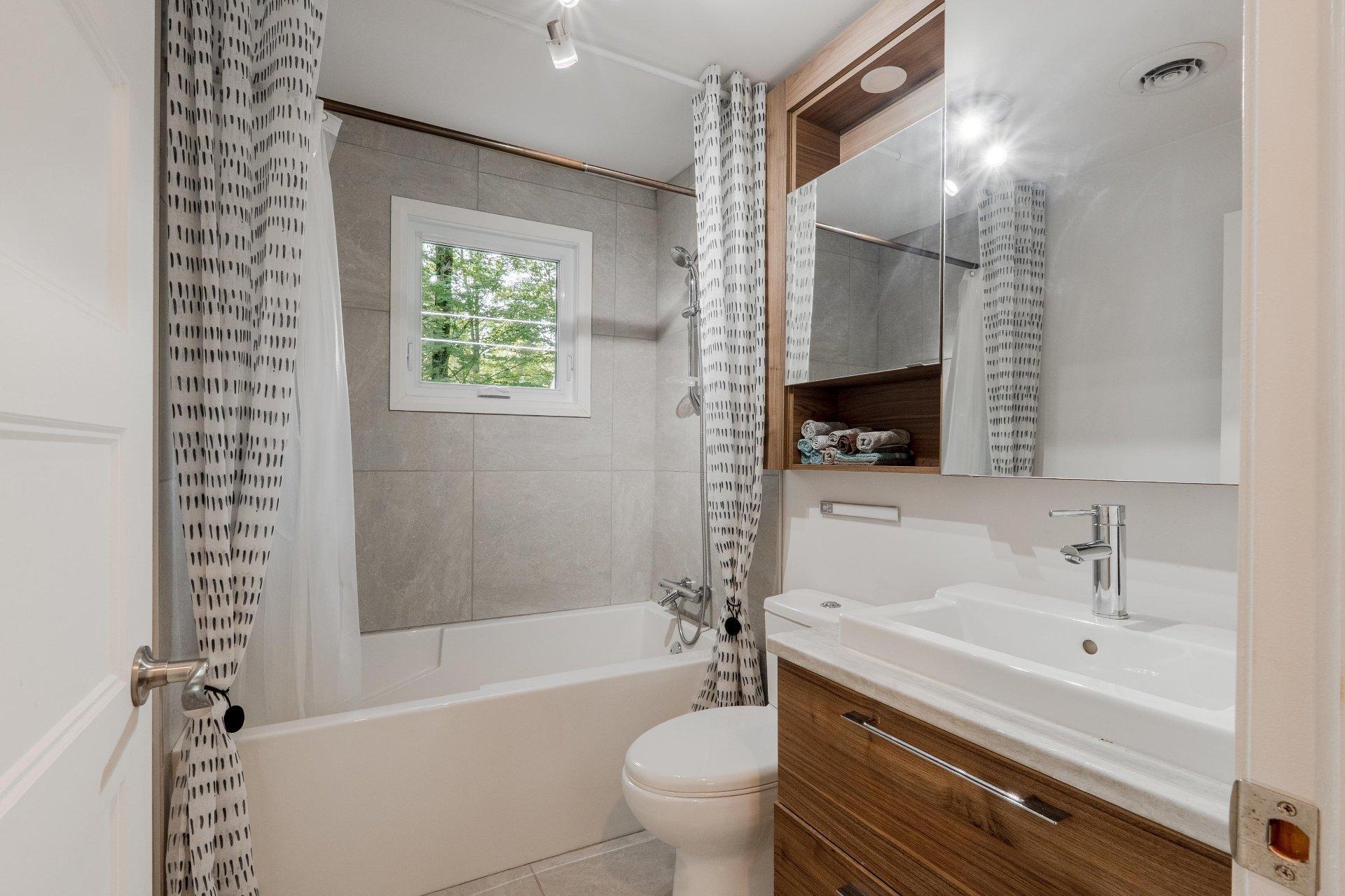 









424


Rue des Pins

,
Compton,




QC
J0B1L0


