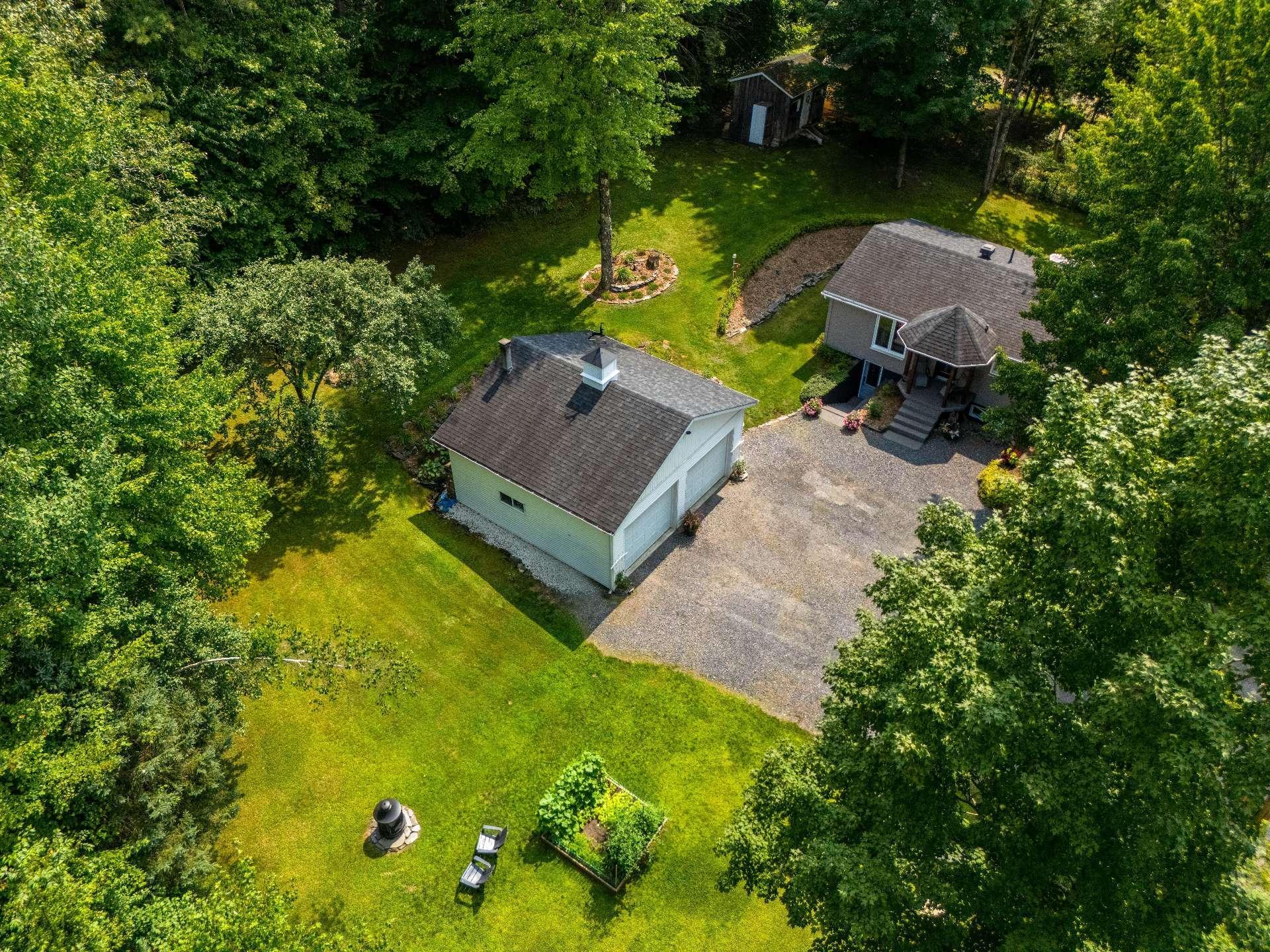 









424


Rue des Pins

,
Compton,




QC
J0B1L0

