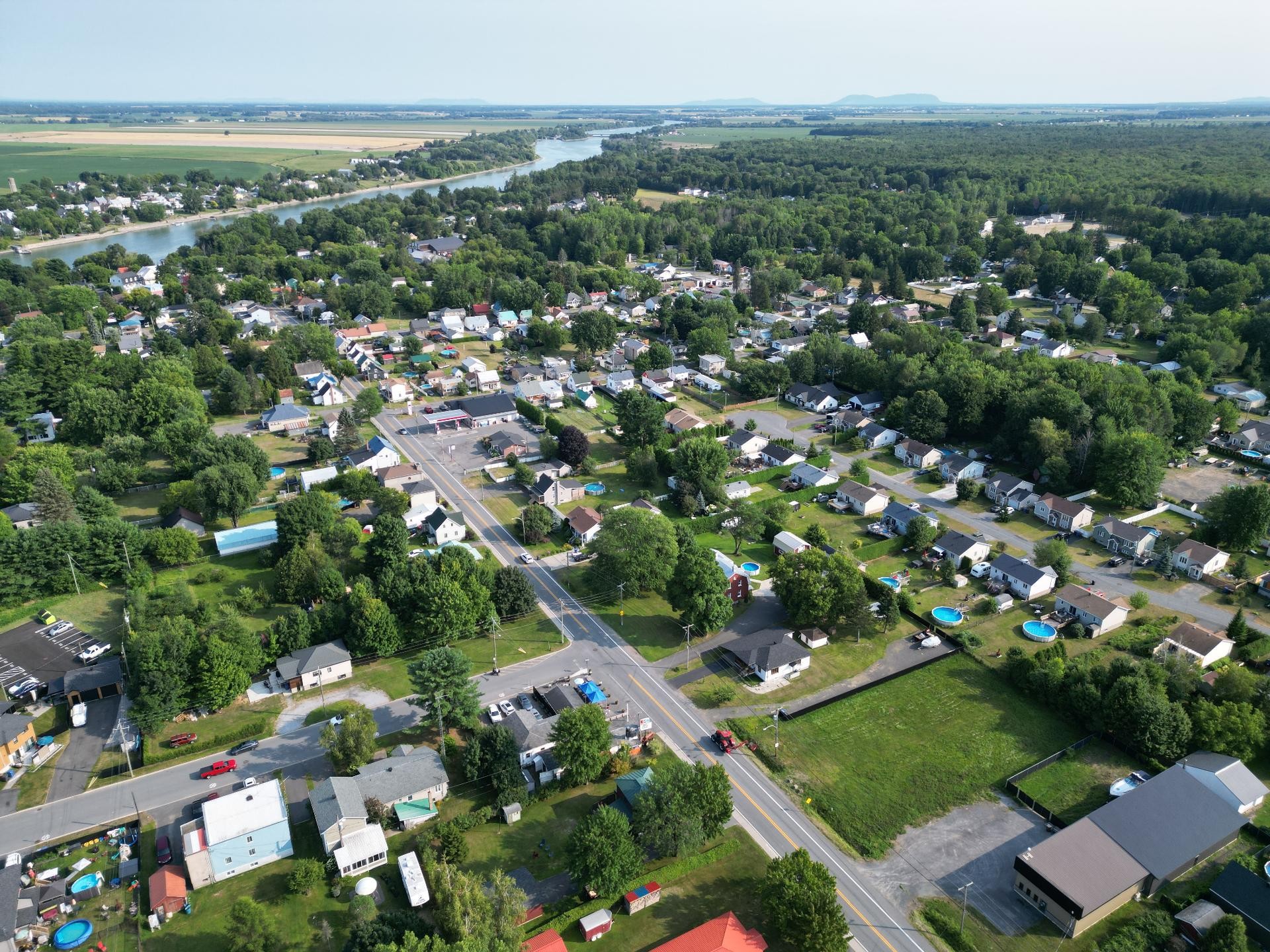 









646

 - 646A


Rue Principale

,
Saint-Roch-de-Richelieu,




QC
J0L2M0

