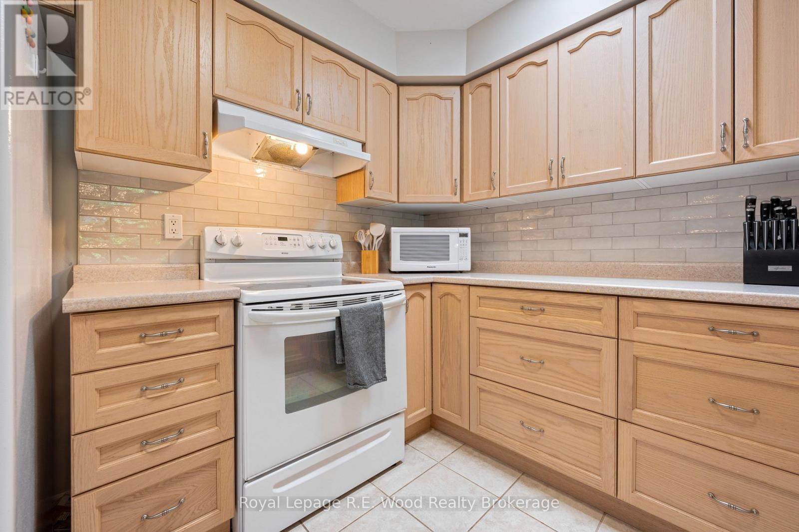












39 SOUTH DRIVE

,
Norfolk (Simcoe),




Ontario
N3Y0A6

