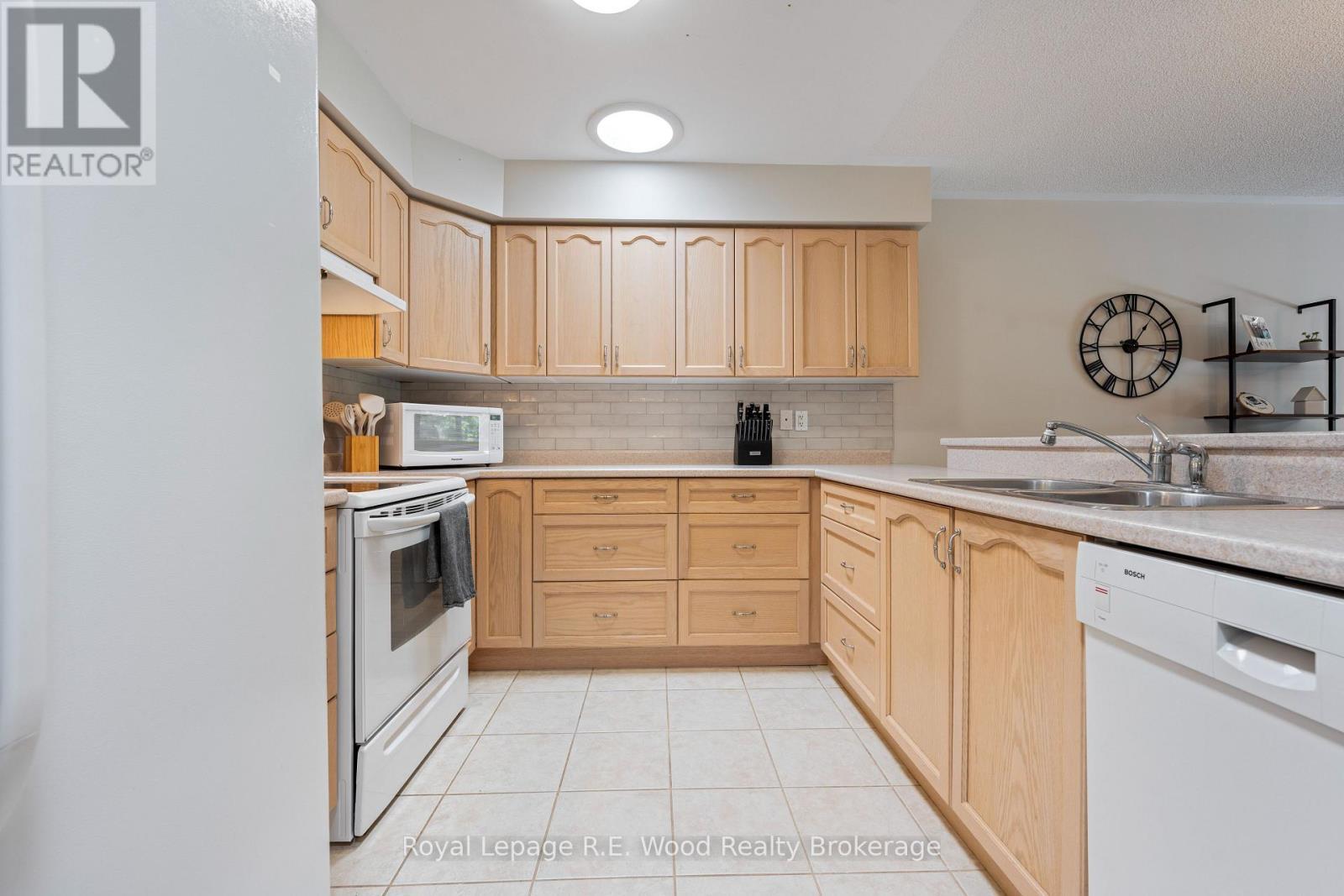 












39 SOUTH DRIVE

,
Norfolk (Simcoe),




Ontario
N3Y0A6

