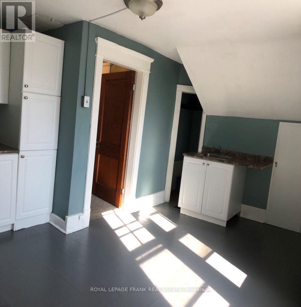 












714 CHEMONG ROAD

,
Peterborough North (South),




Ontario
K9H5Y9

