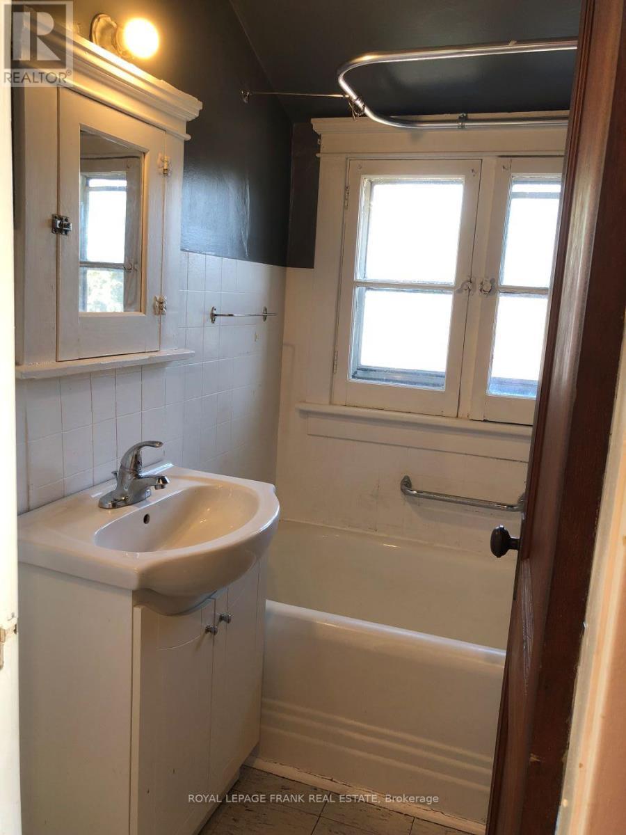 












714 CHEMONG ROAD

,
Peterborough North (South),




Ontario
K9H5Y9

