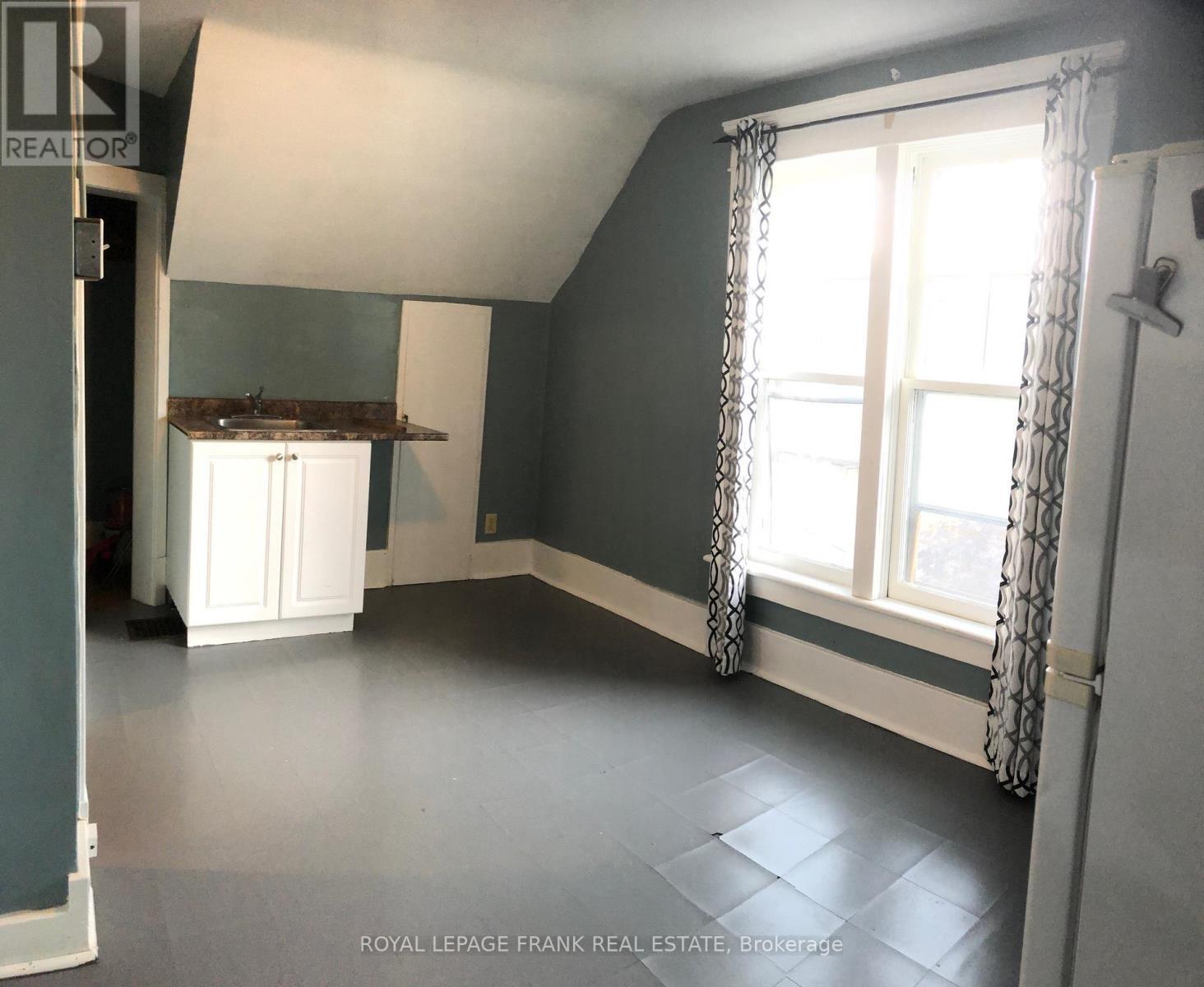 












714 CHEMONG ROAD

,
Peterborough North (South),




Ontario
K9H5Y9

