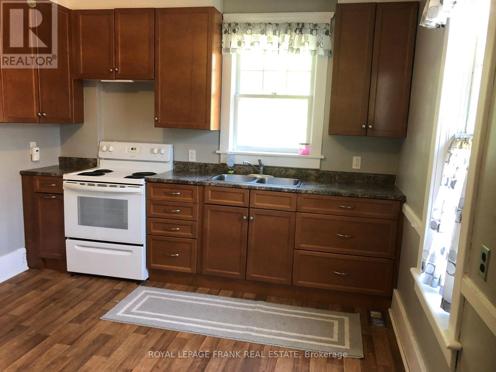 












714 CHEMONG ROAD

,
Peterborough North (South),




Ontario
K9H5Y9

