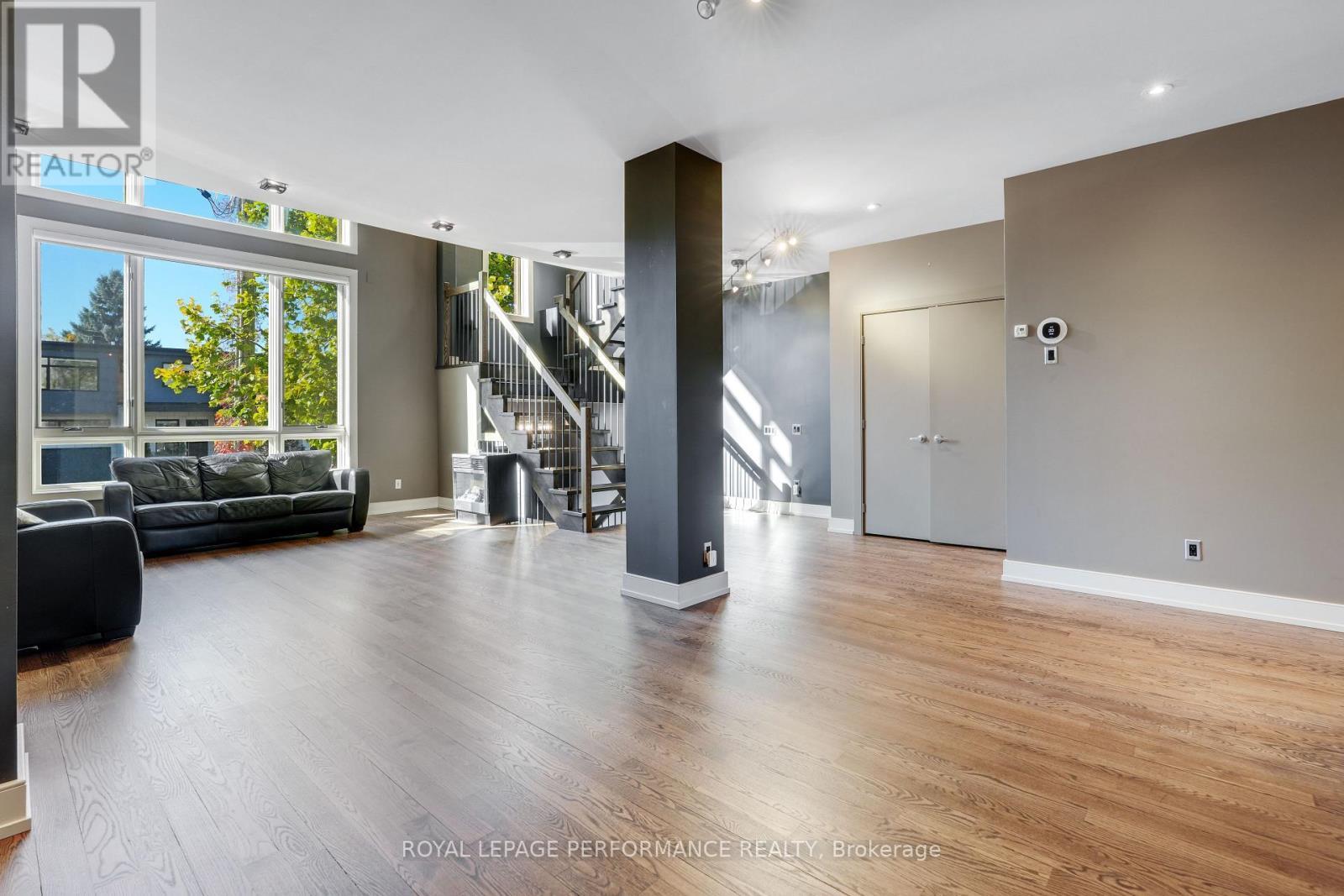 












805 KINGSMERE AVENUE

,
Ottawa,




Ontario
K2A3J8

