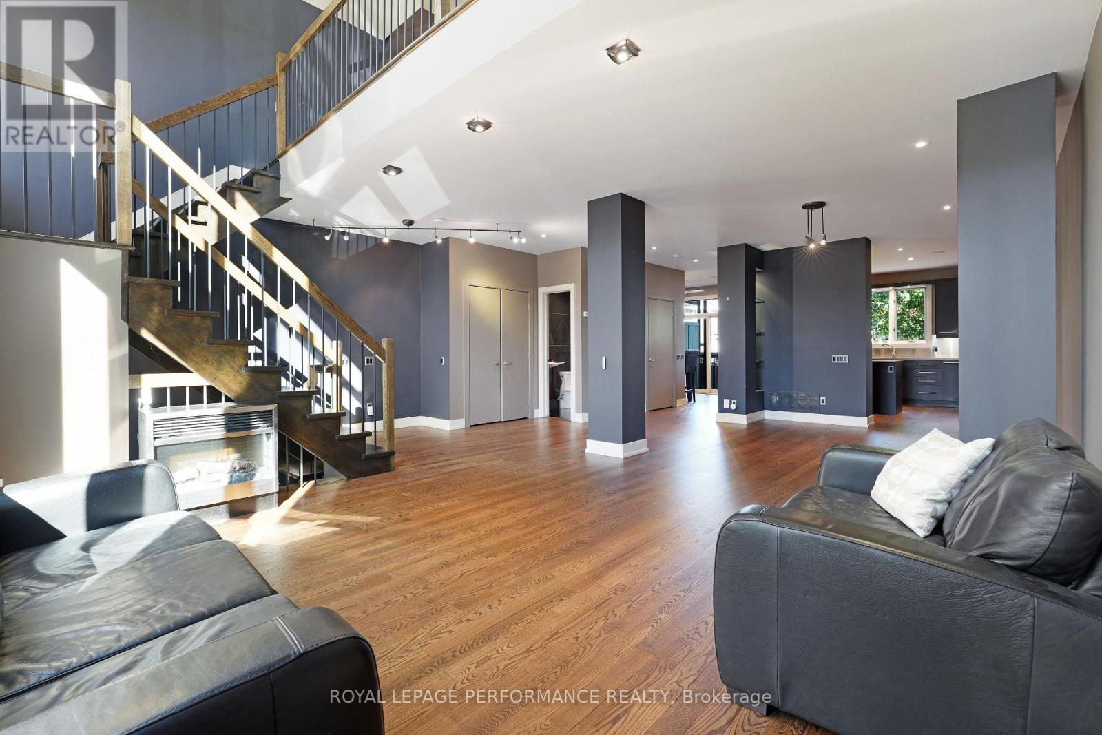 












805 KINGSMERE AVENUE

,
Ottawa,




Ontario
K2A3J8

