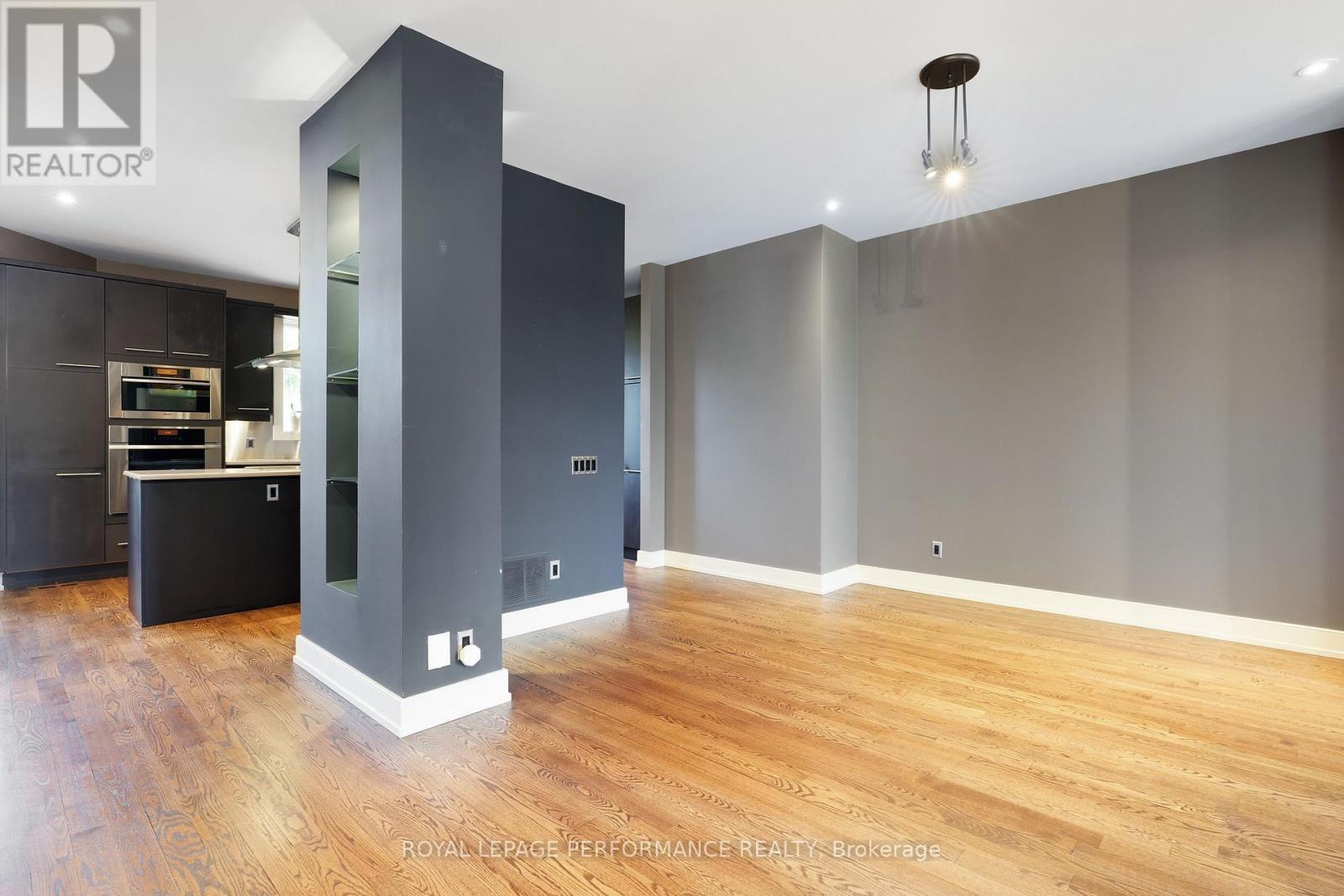 












805 KINGSMERE AVENUE

,
Ottawa,




Ontario
K2A3J8

